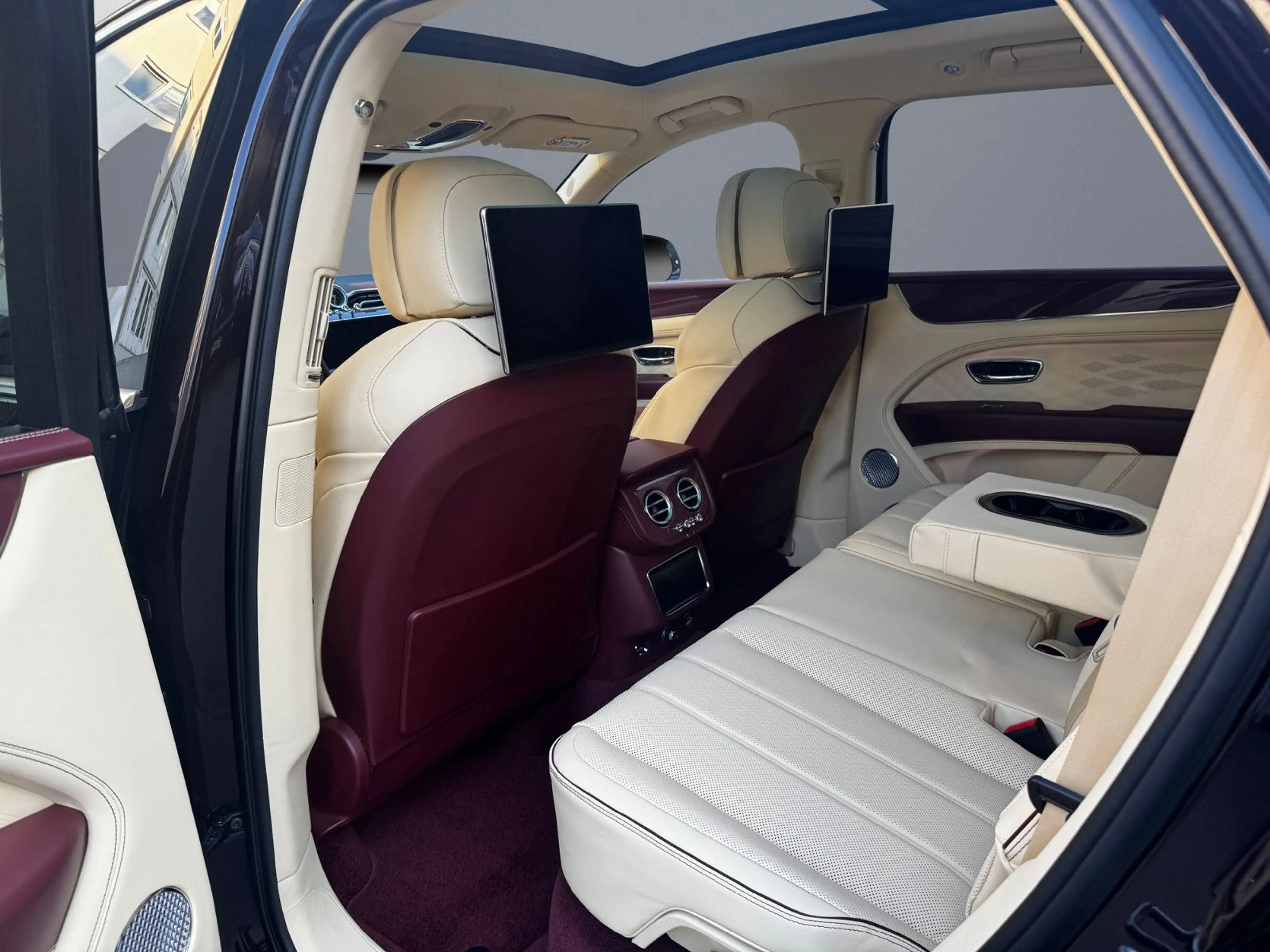 Bentley Bentayga AZURE V8 - MY25 - BENTLEY BERLIN - — photo 14