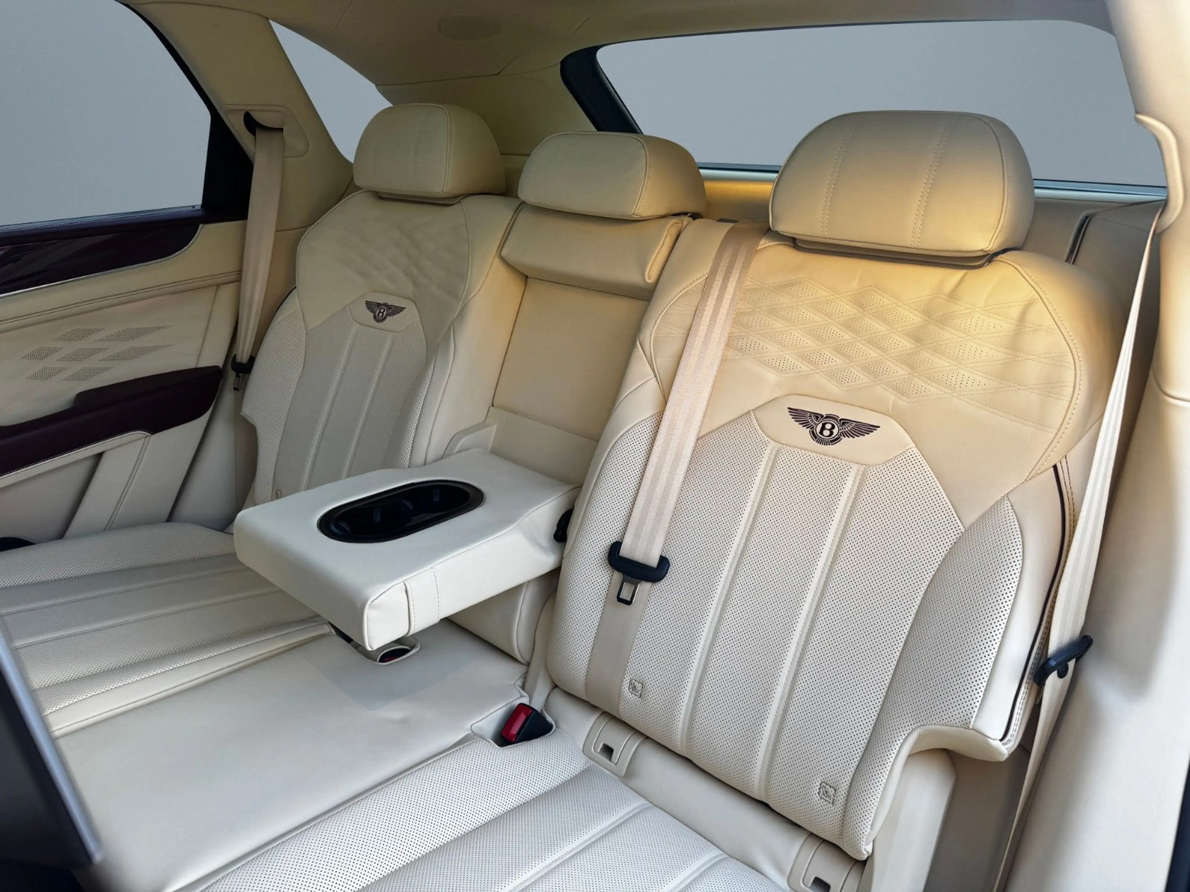 Bentley Bentayga AZURE V8 - MY25 - BENTLEY BERLIN - — photo 15
