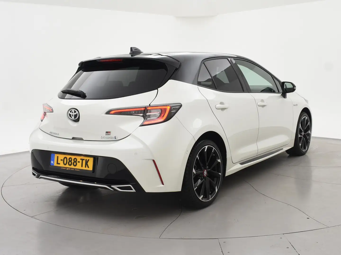 Toyota Corolla 2.0 HYBRID 184 PK GR-SPORT PLUS BI-TONE | 13.792 K Wit - 2