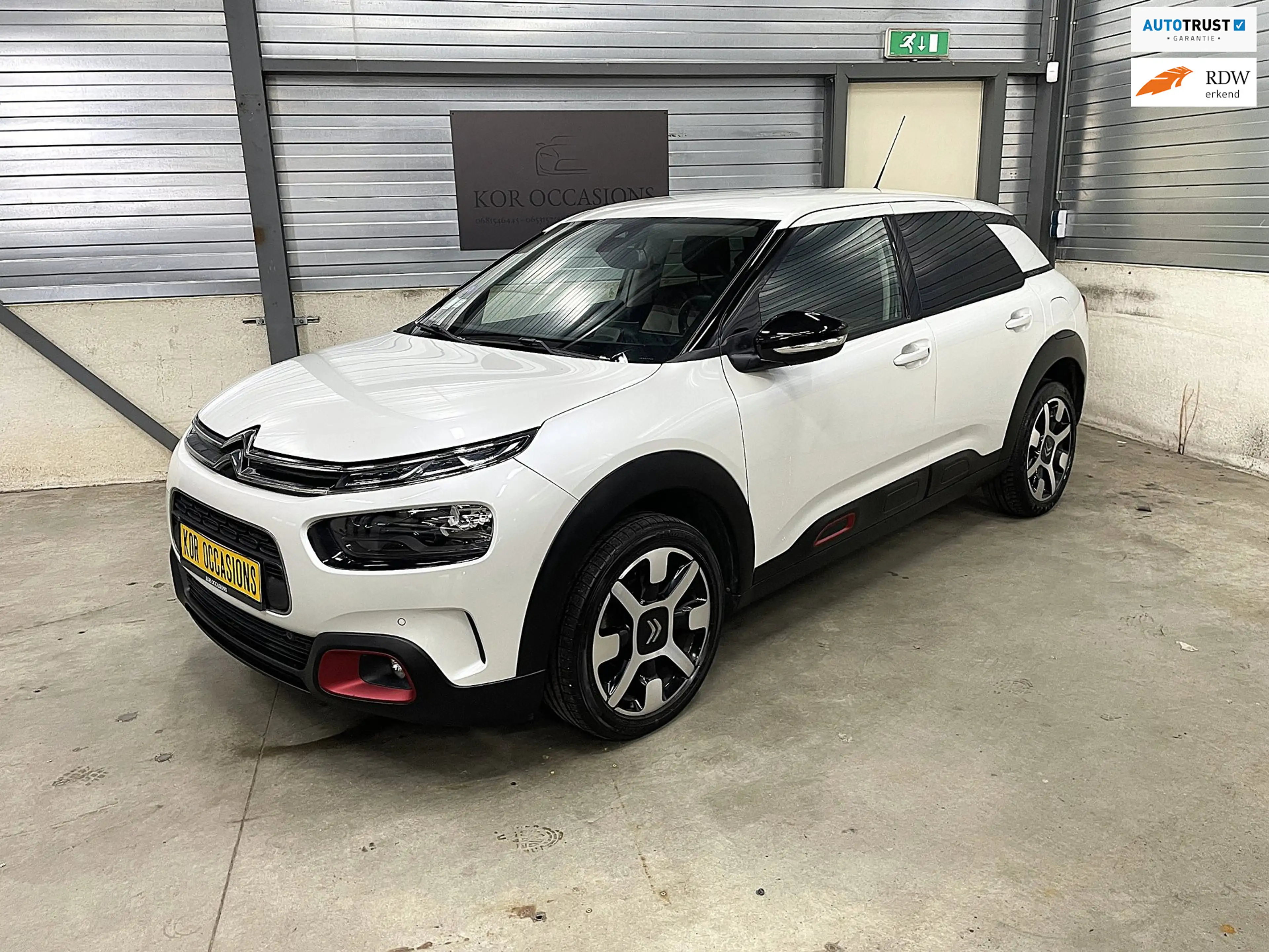 Citroen C4 Cactus 1.2 PureTech Shine 2e eigenaar trekhaak carplay
