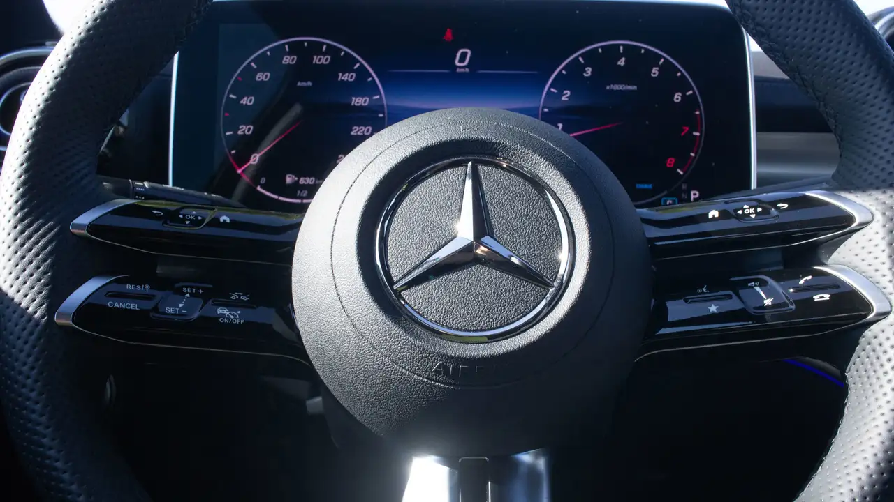 Mercedes-Benz C-Class снимка Mercedes-Benz C-Class