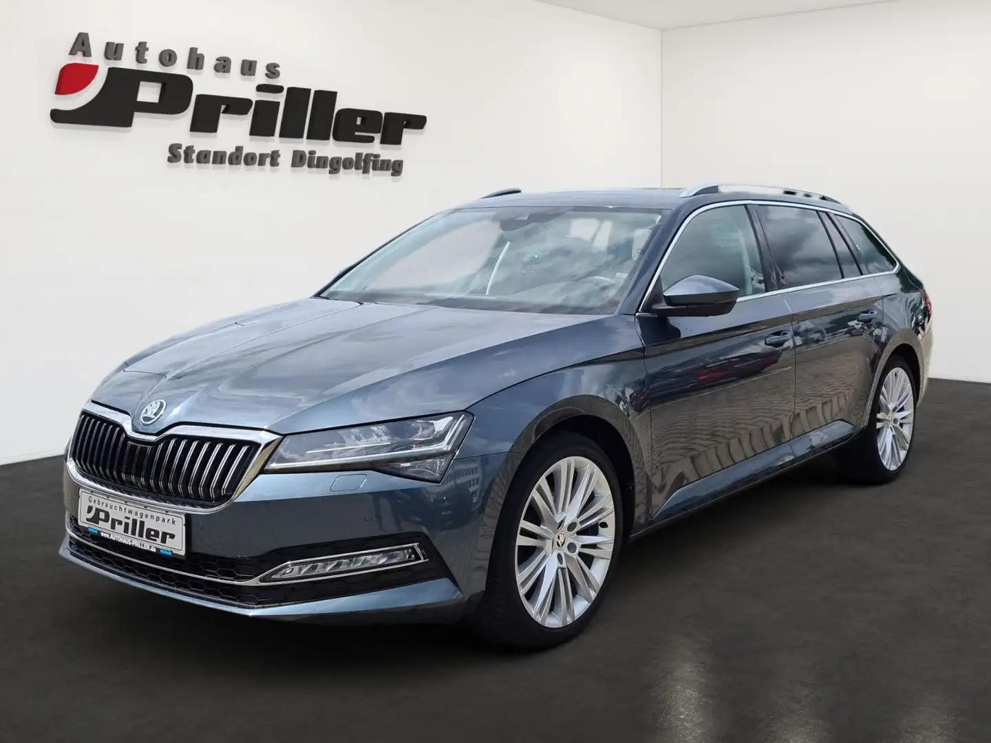 Skoda Superb 2.0 TSI DSG Combi Style/Navi/Leder/AHK Grau - 1