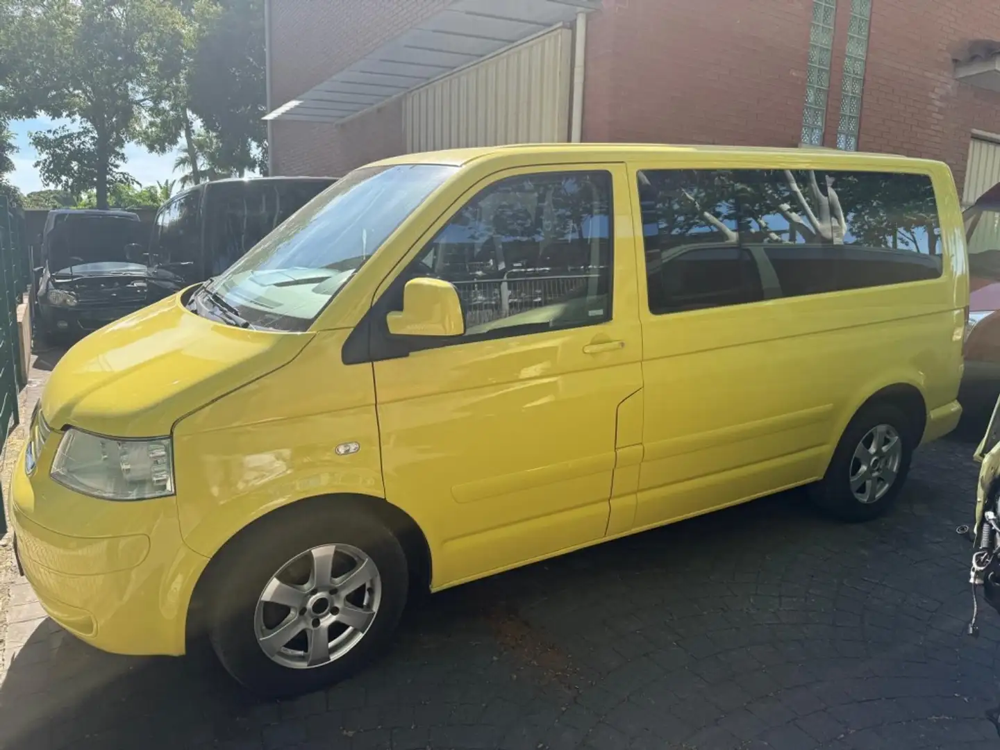 Volkswagen Multivan 2.5TDI Comfortline 4Motion Amarillo - 1