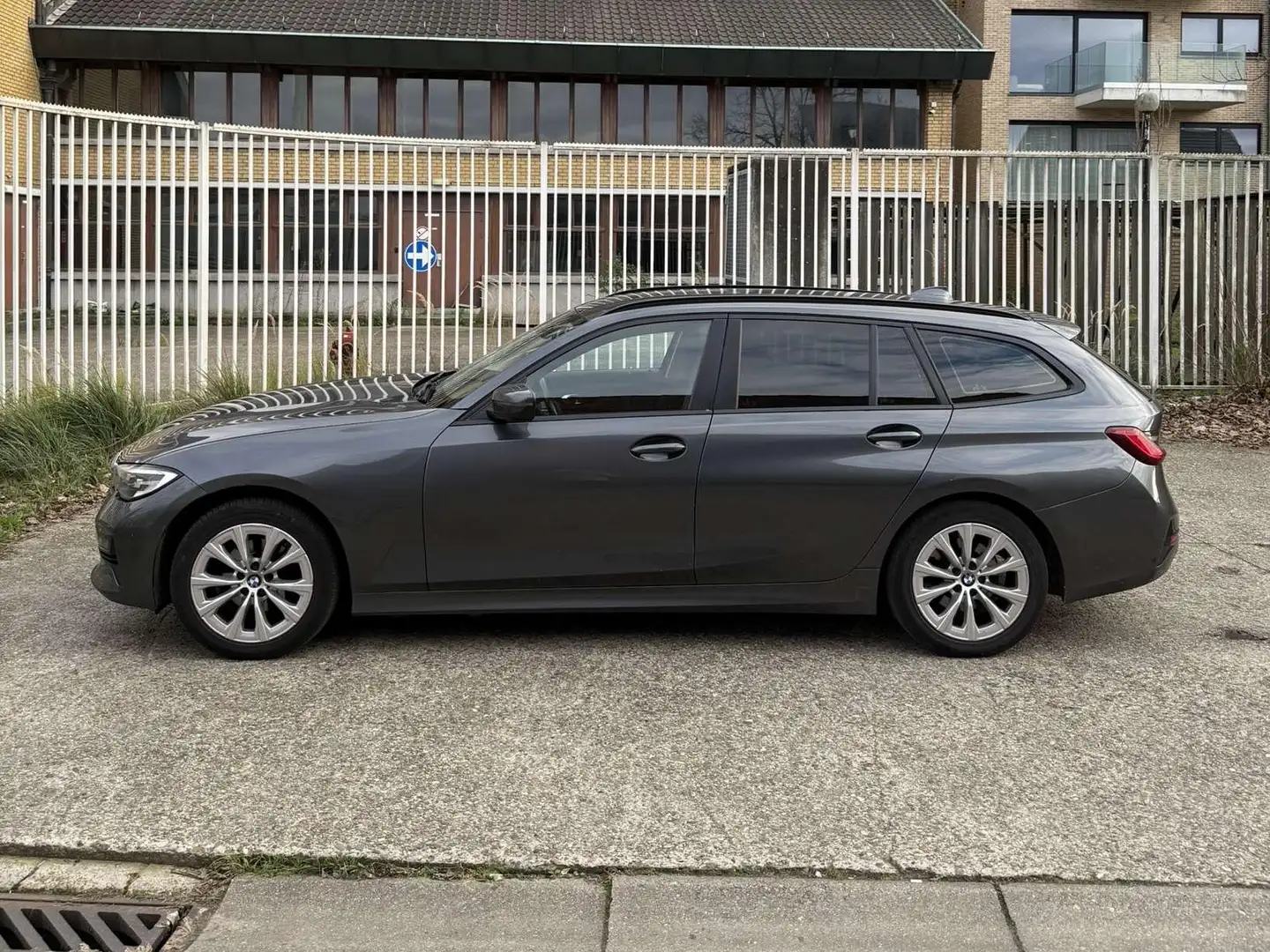 BMW 318 318d Touring Aut. Advantage Gri - 2