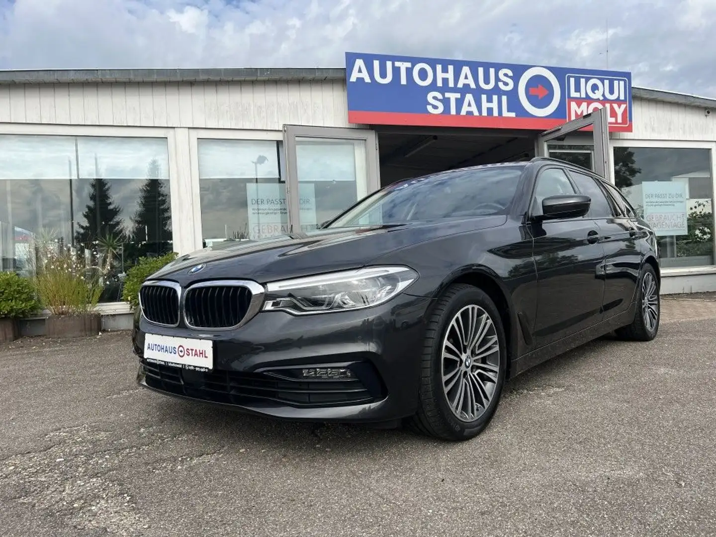 BMW 530 530d xDrive Touring Aut. Sport Line Grijs - 1