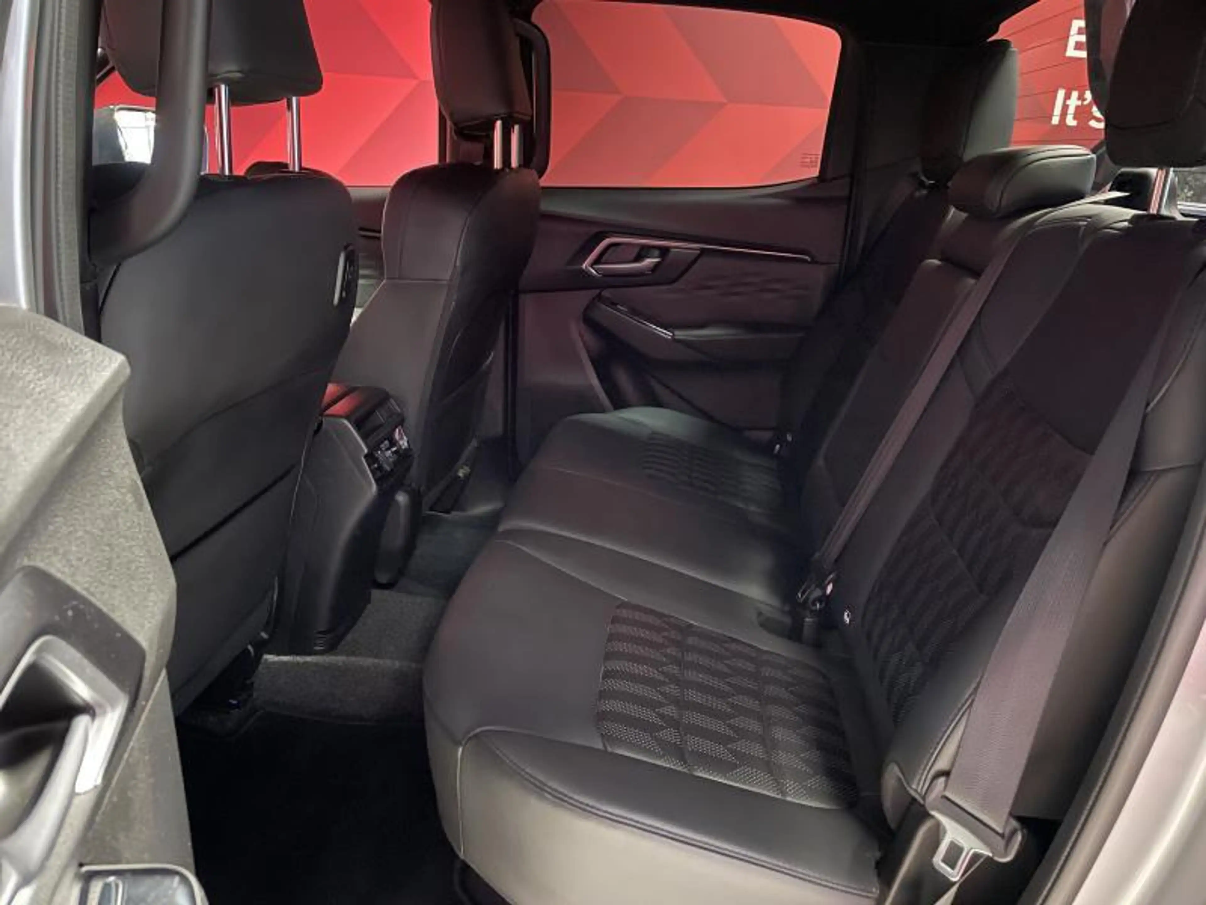 Isuzu D-Max V-Cross — photo 12