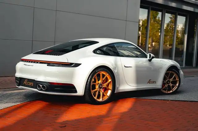 Porsche 911 view 3