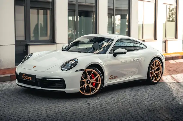 Porsche 911 view 4