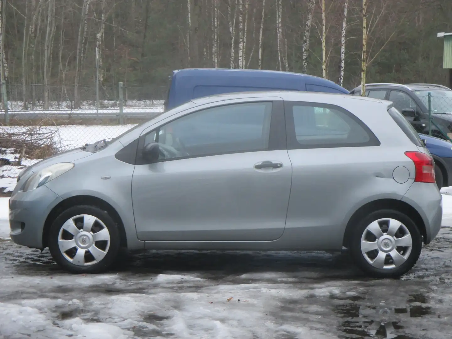 Toyota Yaris 1.0 Cool TÜV 07/2026 Grau - 2