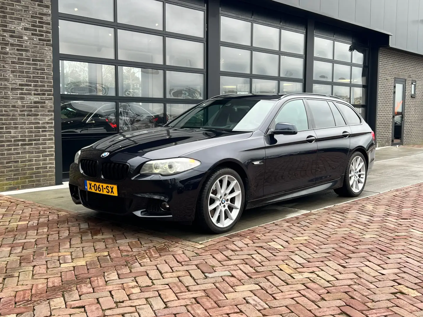 BMW 525 5-serie Touring 525xd High Executive | Pano | Carp Zwart - 1