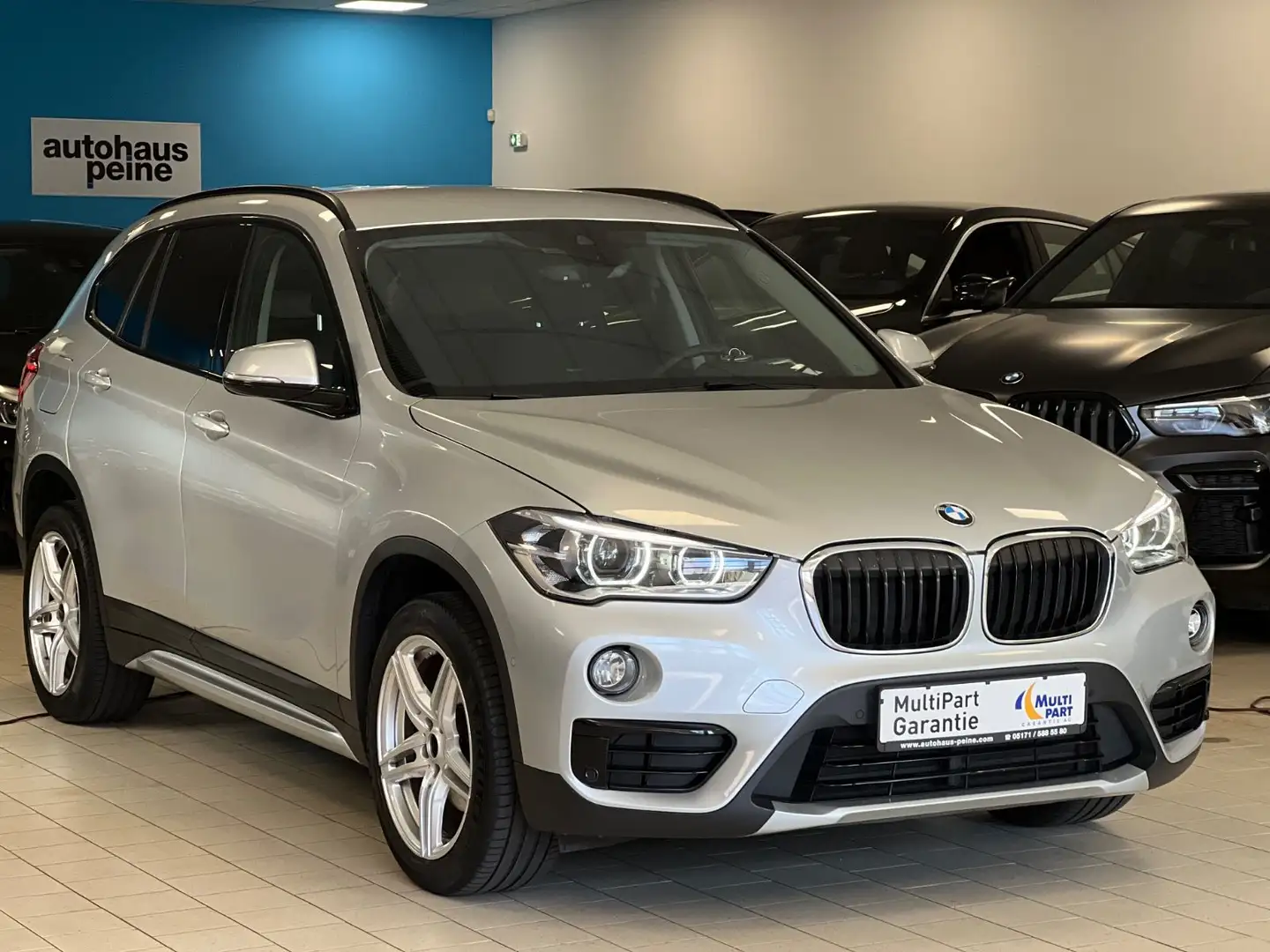 BMW X1 sD18d/Aut/Navi/LED/AHK/P&DrivAs/Kamer/SportLin Silber - 1