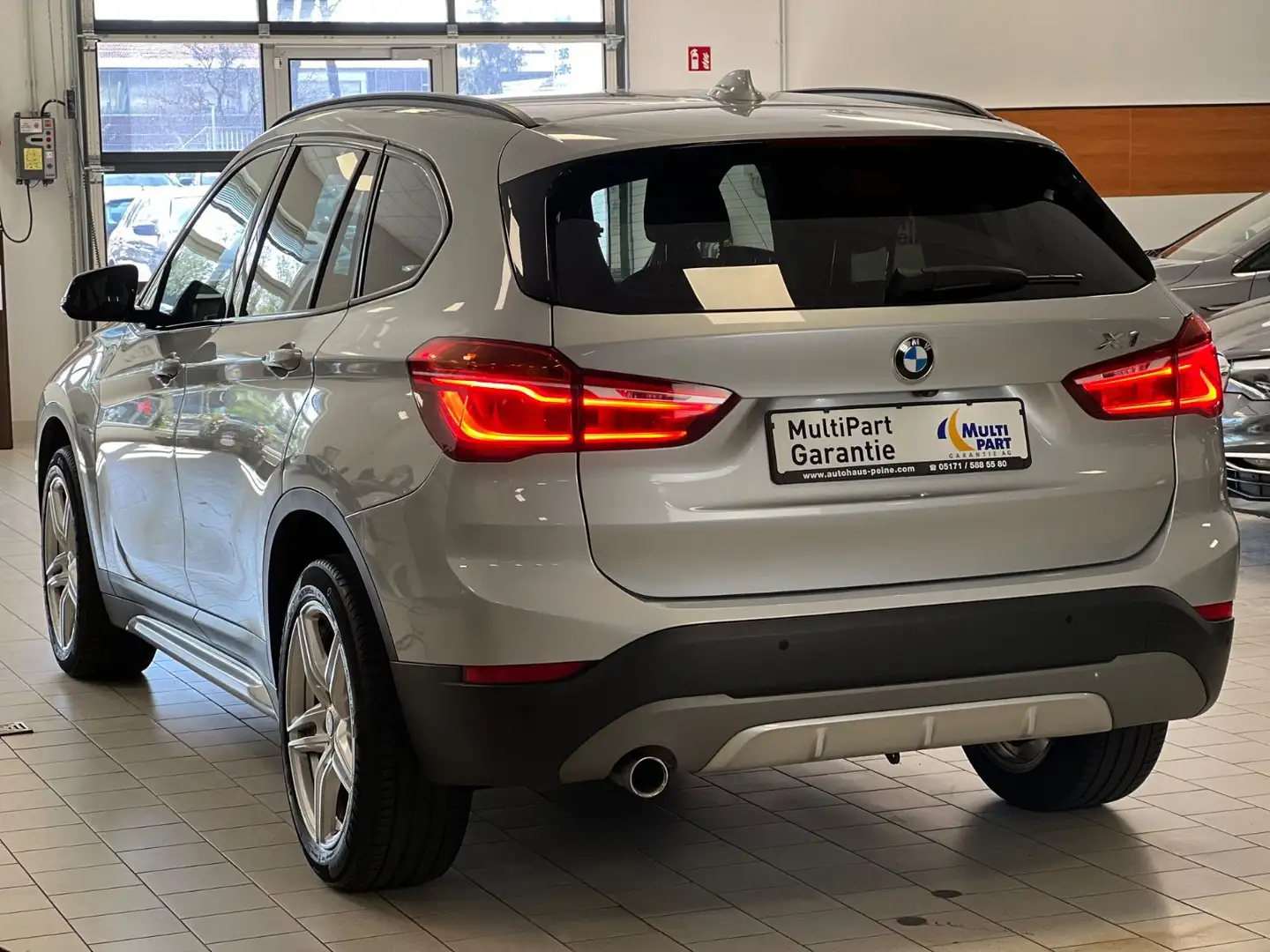 BMW X1 sD18d/Aut/Navi/LED/AHK/P&DrivAs/Kamer/SportLin Silber - 2