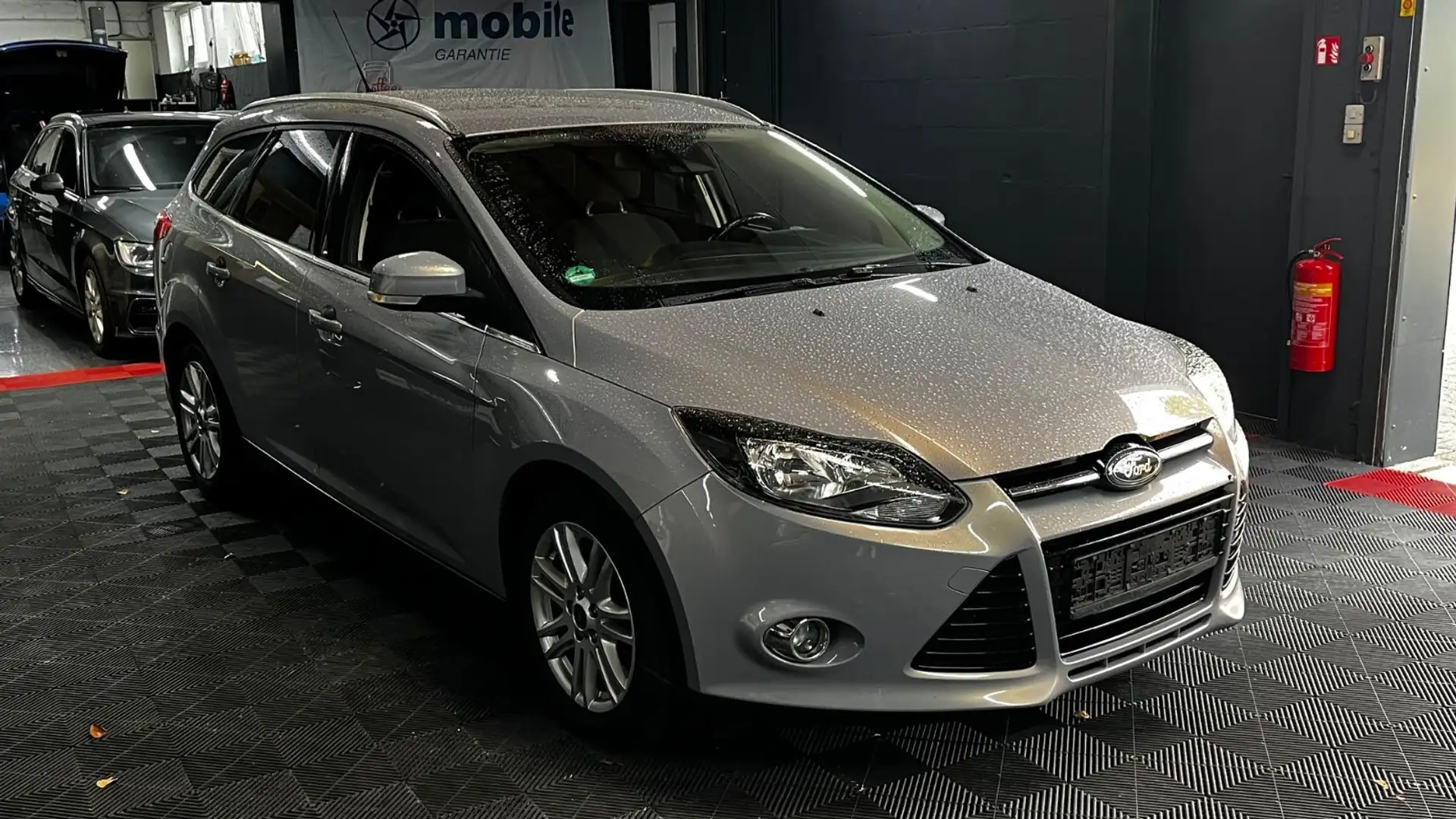 Ford Focus Turnier Titanium AHK/ PDC/ Kamera/ SHZ/ HU Silber - 2