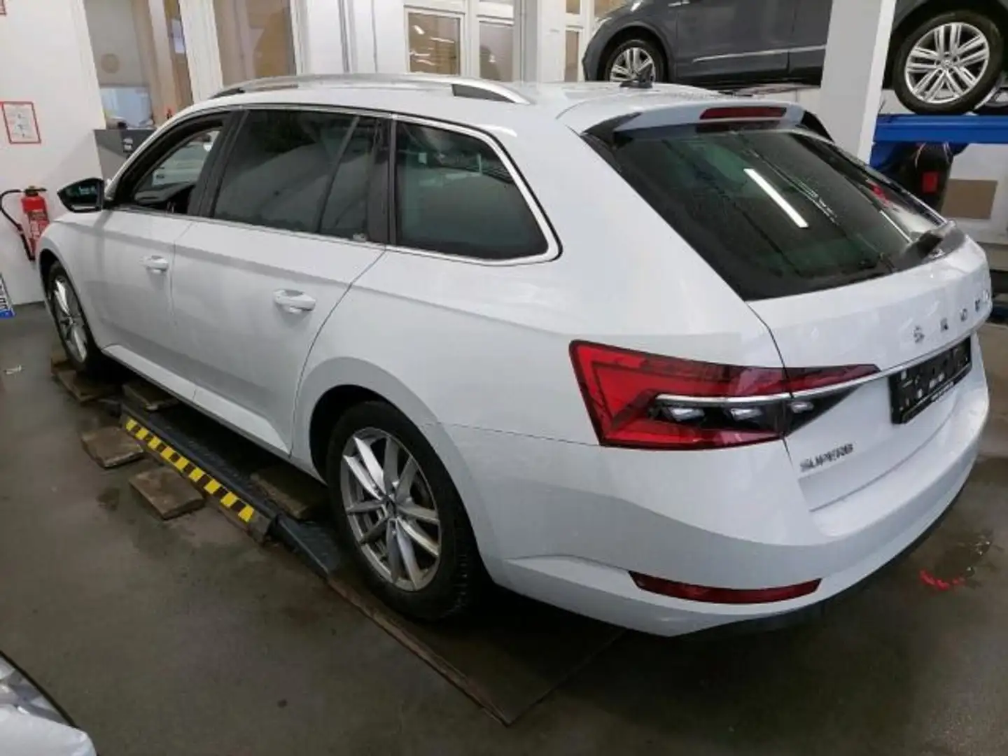 Skoda Superb Combi 2.0 TDI DSG STYLE AHK KAMERA MATRIX Weiß - 2
