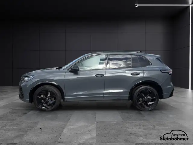 Volkswagen Tiguan view 3