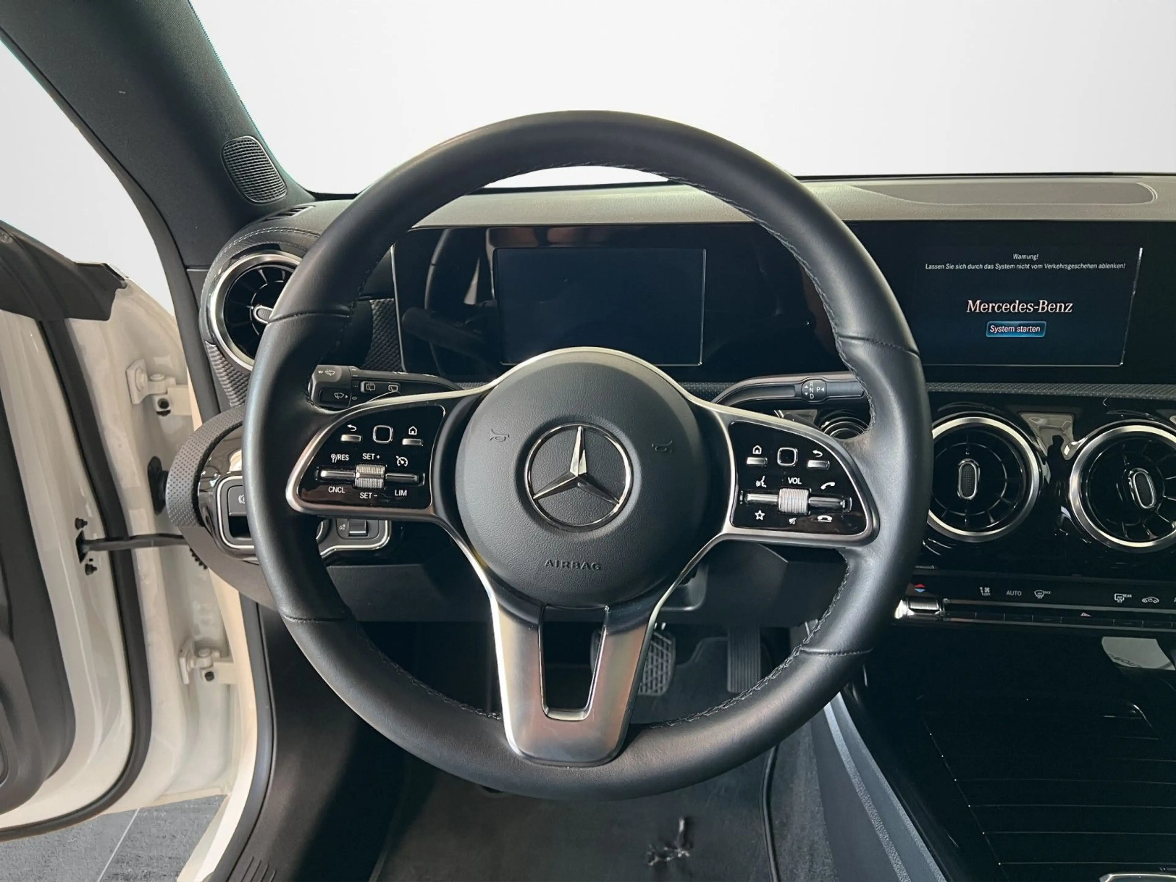 Mercedes-Benz CLA 200 Progressive Night+Kamera — photo 9