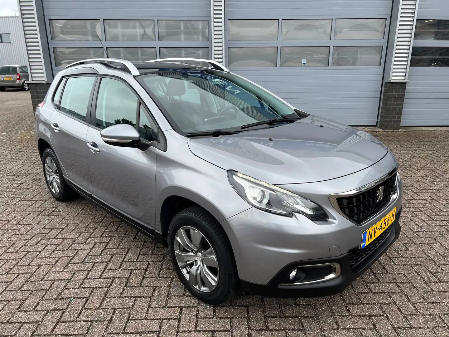 Peugeot 2008 1.2 110PK Blue Lion | Panoramadak | Navigatie | Pa Grijs - 2