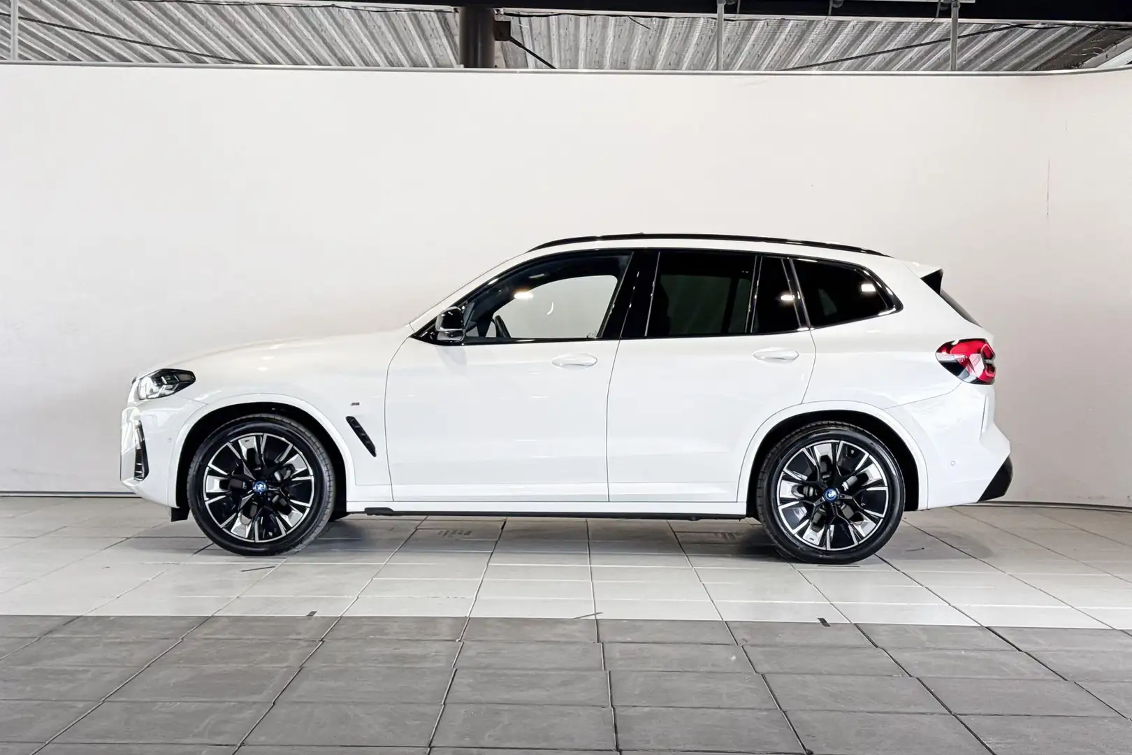 BMW iX3 High Executive Shadow Line Pack Wit - 2