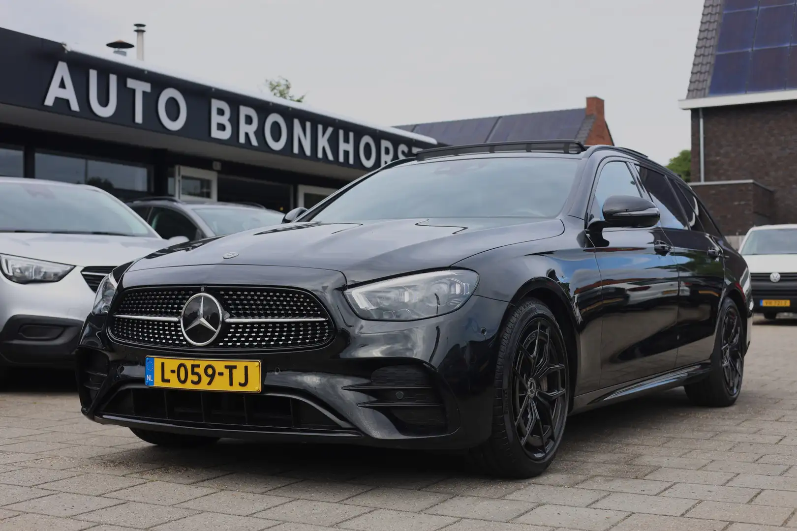 Mercedes-Benz E 300 Estate AMG LINE | PANO | BURMESTER | TREKHAAK Zwart - 1