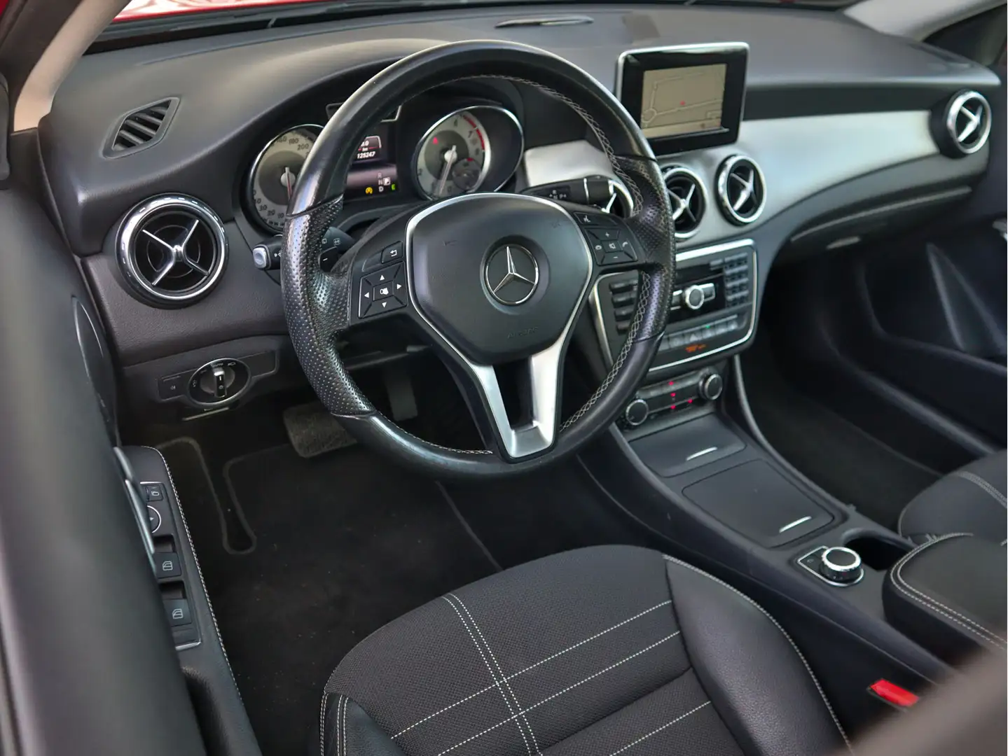 Mercedes-Benz GLA 200 Prestige Automaat Navi+BT+Camera+Trekhaak ECC-Airc Rood - 2