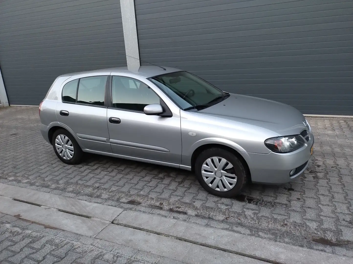 Nissan Almera 1.5 Visia Srebrny - 2