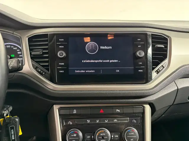 Volkswagen T-Roc view 11