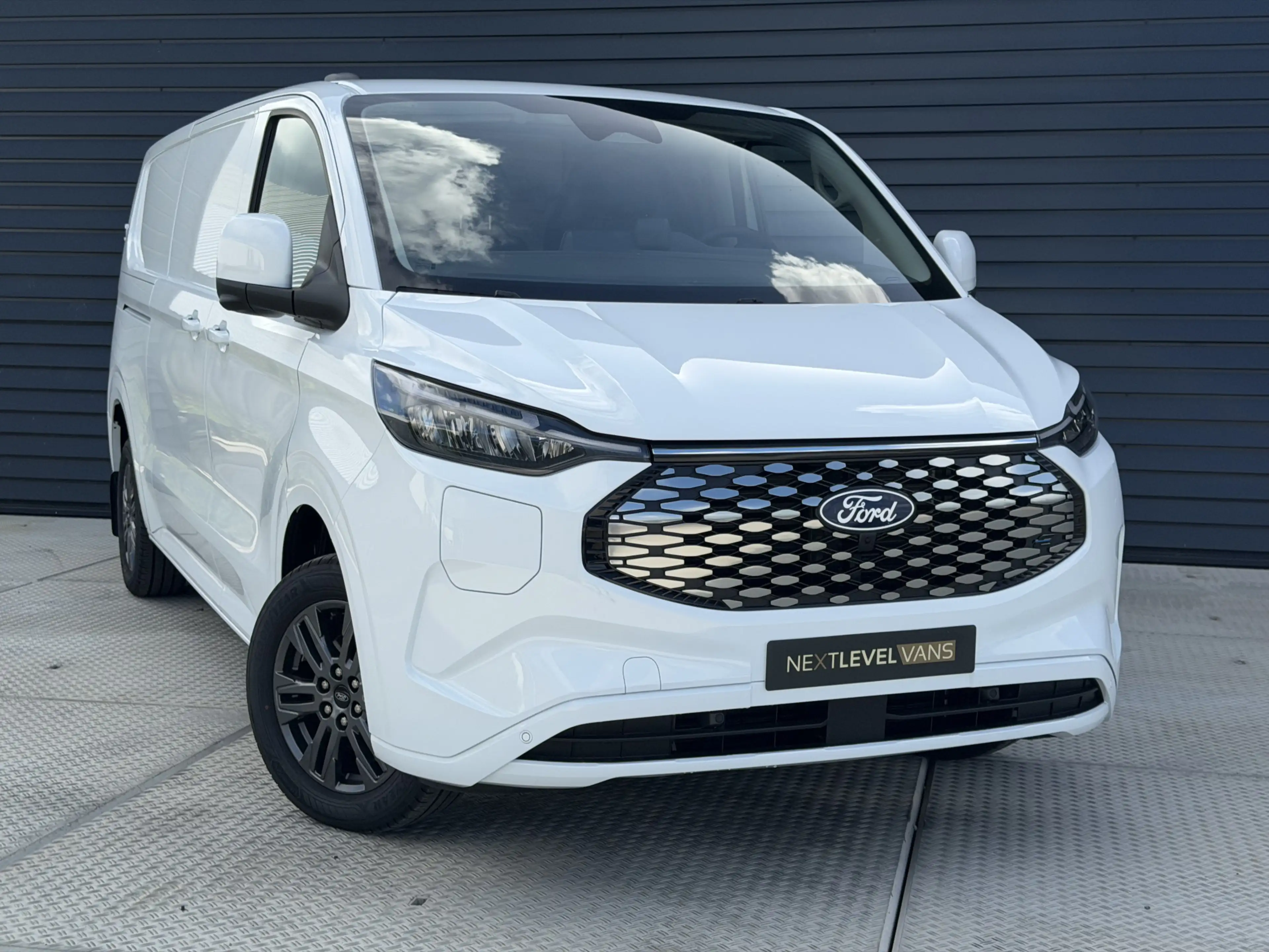 Ford E-Transit Cust. 340 L2H1 Limited 71 kWh | 360 Camera | Pro P — photo 3