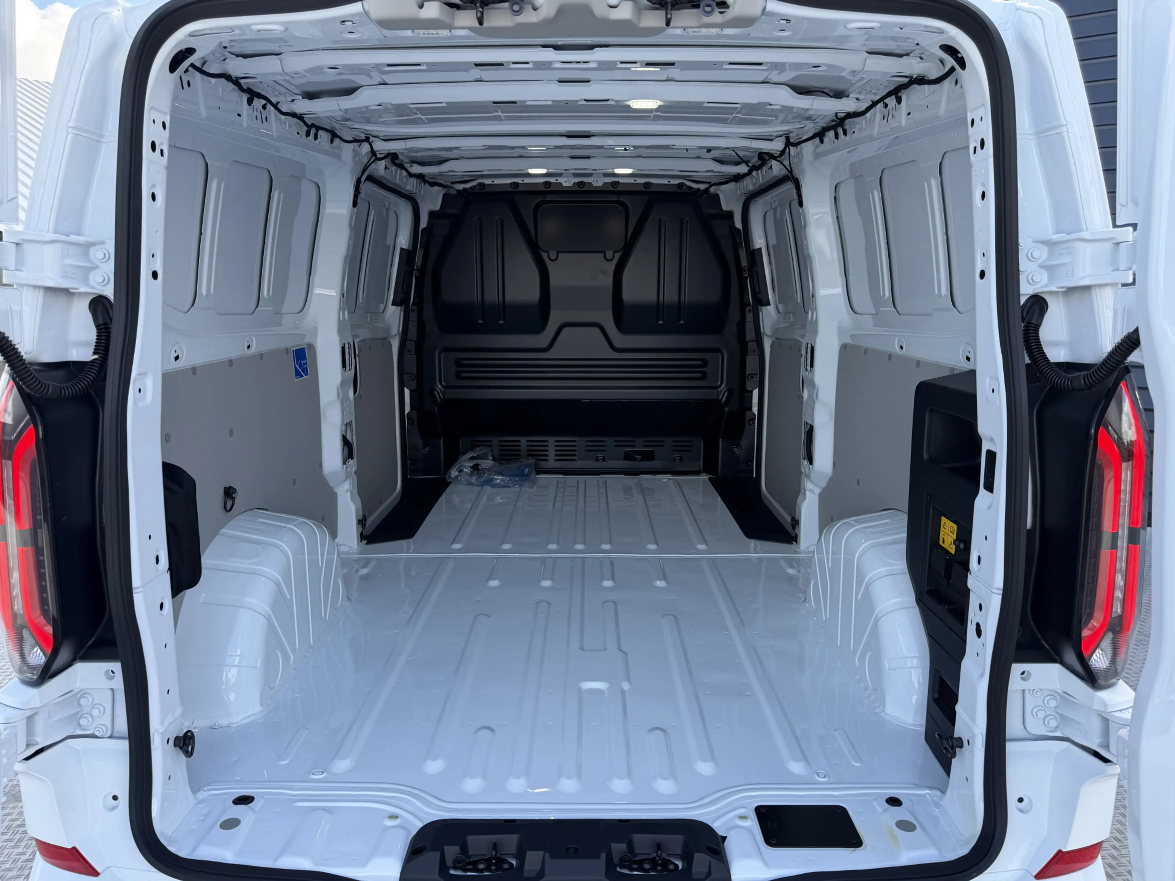 Ford E-Transit Cust. 340 L2H1 Limited 71 kWh | 360 Camera | Pro P — photo 15