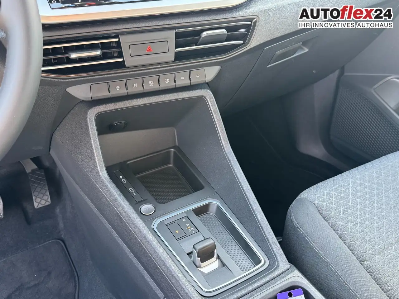 Ford Tourneo Connect Grand Titanium 1,5 7 Sitzer Klimaautomatik Anhä... 16