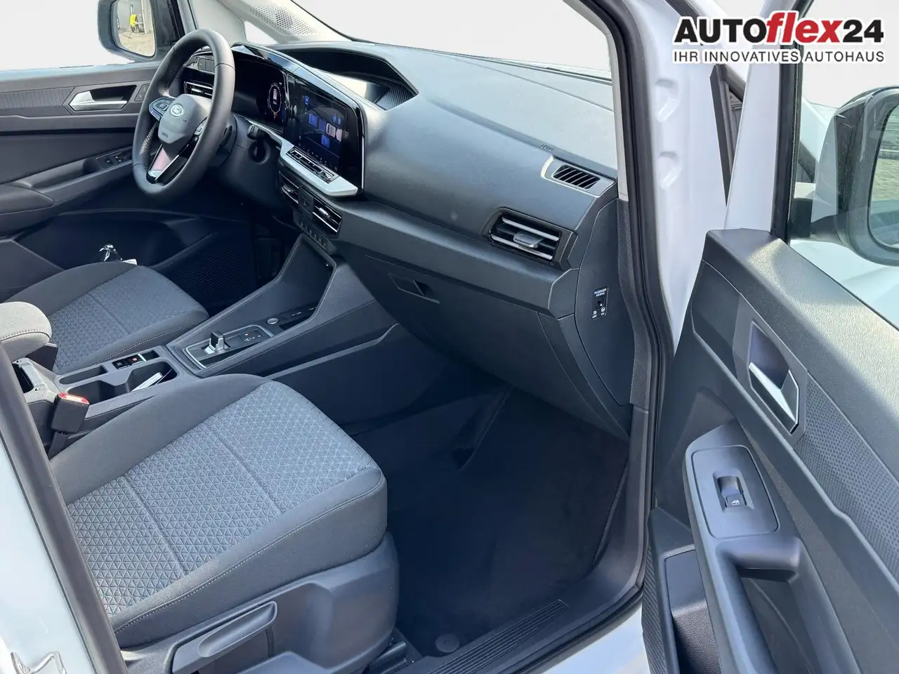 Ford Tourneo Connect Grand Titanium 1,5 7 Sitzer Klimaautomatik Anhä... 10