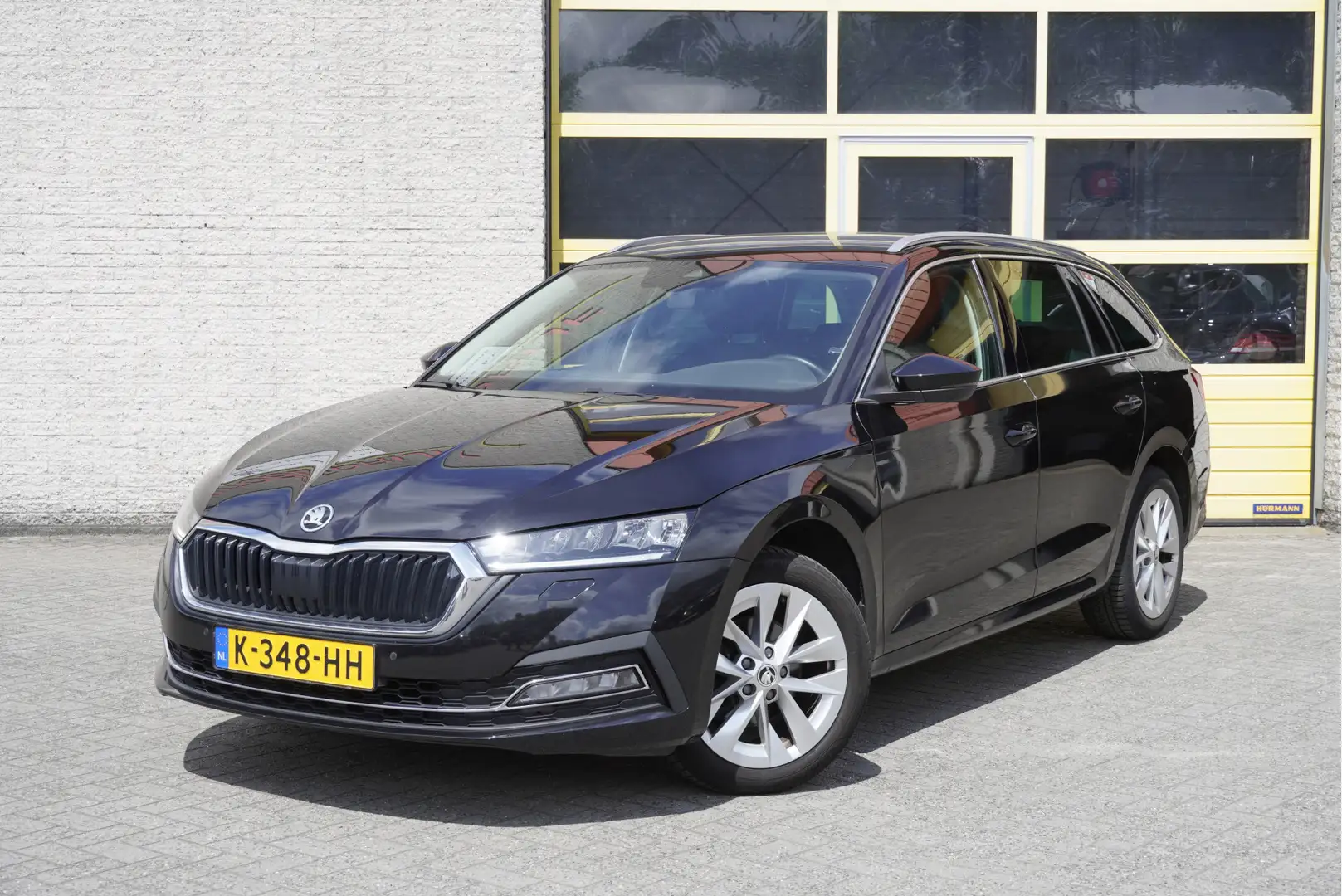 Skoda Octavia Combi 1.0 TSI Business Edition Plus BJ2021 Lmv 17" Zwart - 1