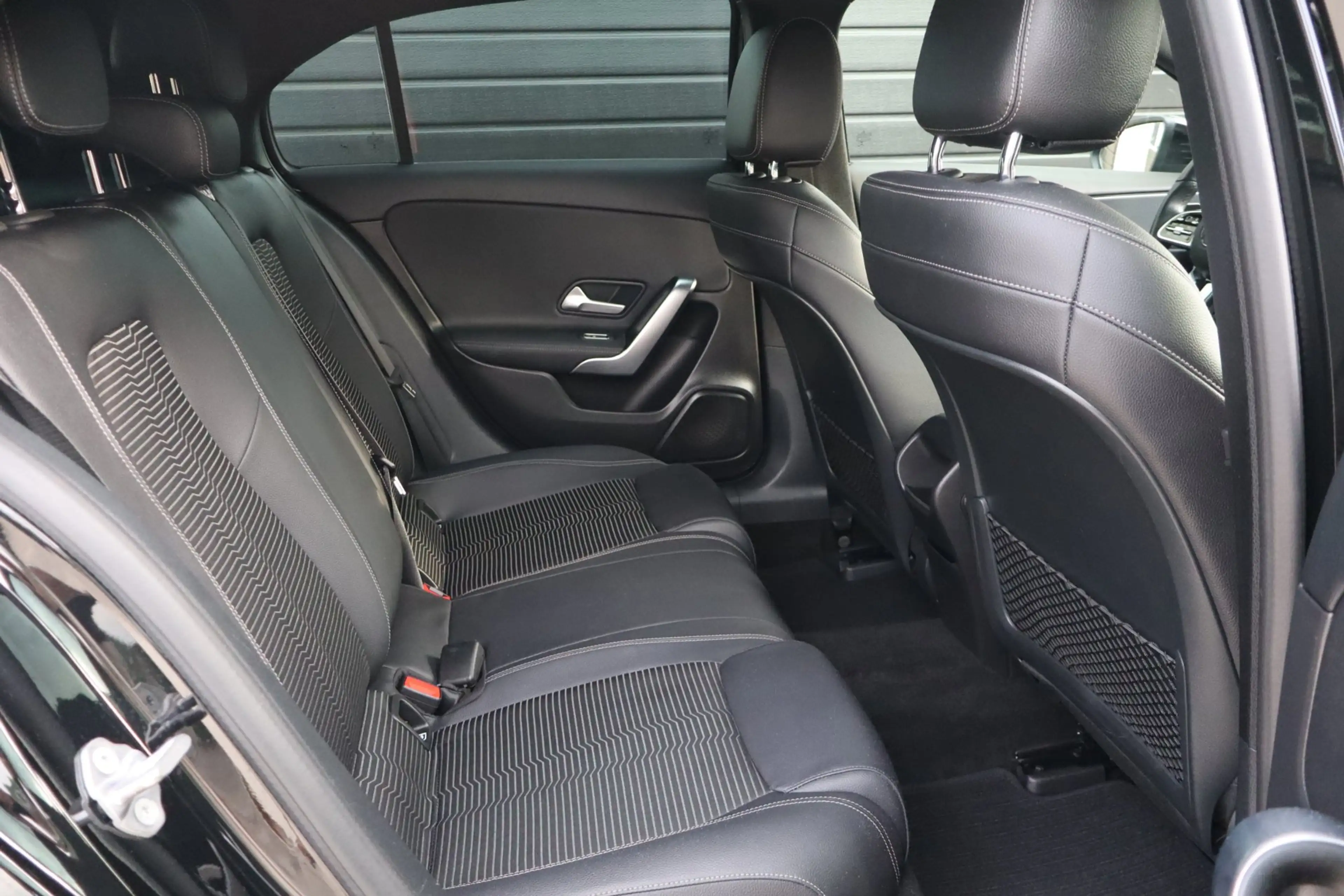 Mercedes-Benz A 200 163pk Launch Edition - 19 inch AMG velgen - Half l — photo 11
