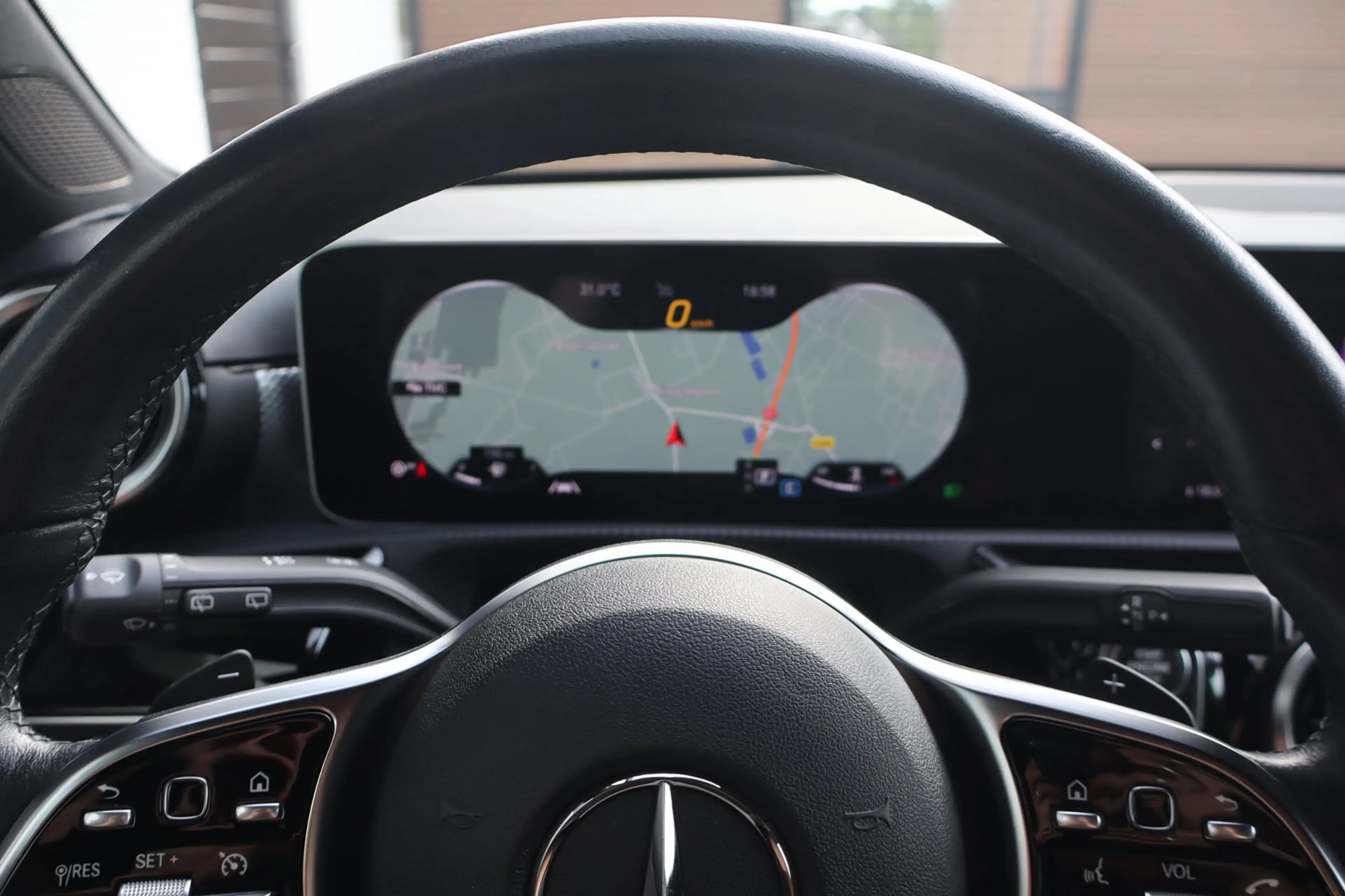 Mercedes-Benz A 200 163pk Launch Edition - 19 inch AMG velgen - Half l — photo 17