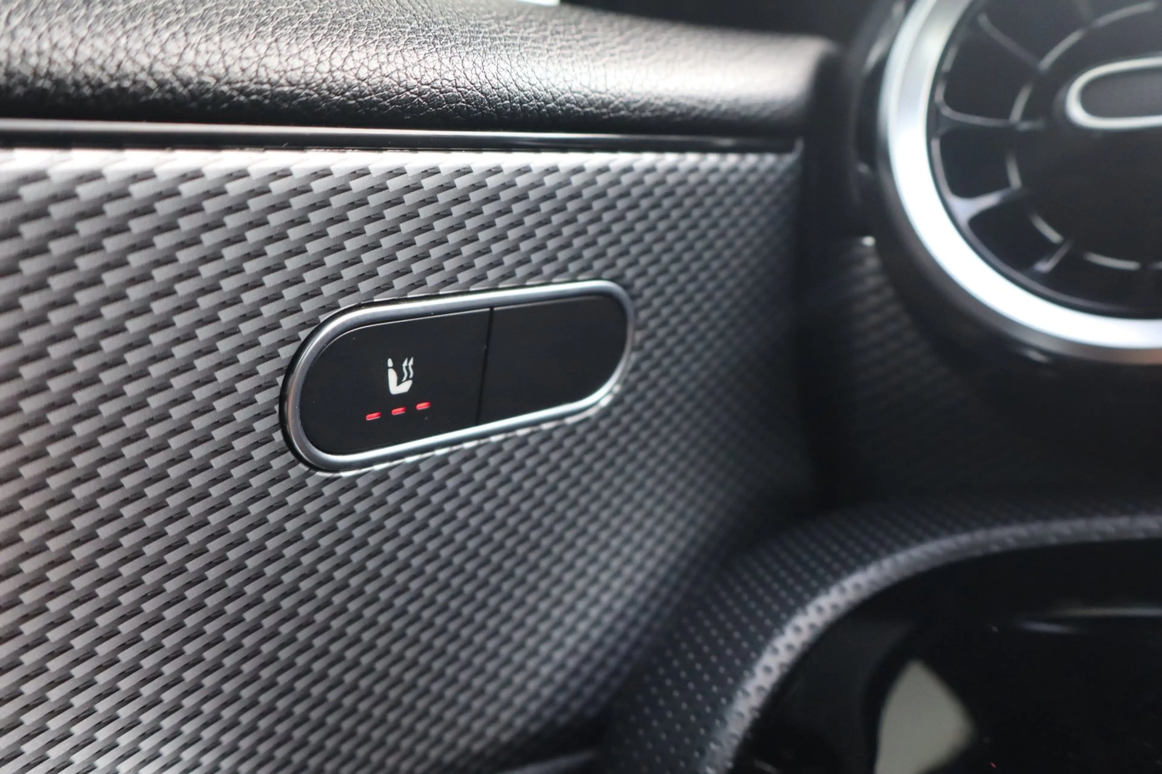Mercedes-Benz A 200 163pk Launch Edition - 19 inch AMG velgen - Half l — photo 21