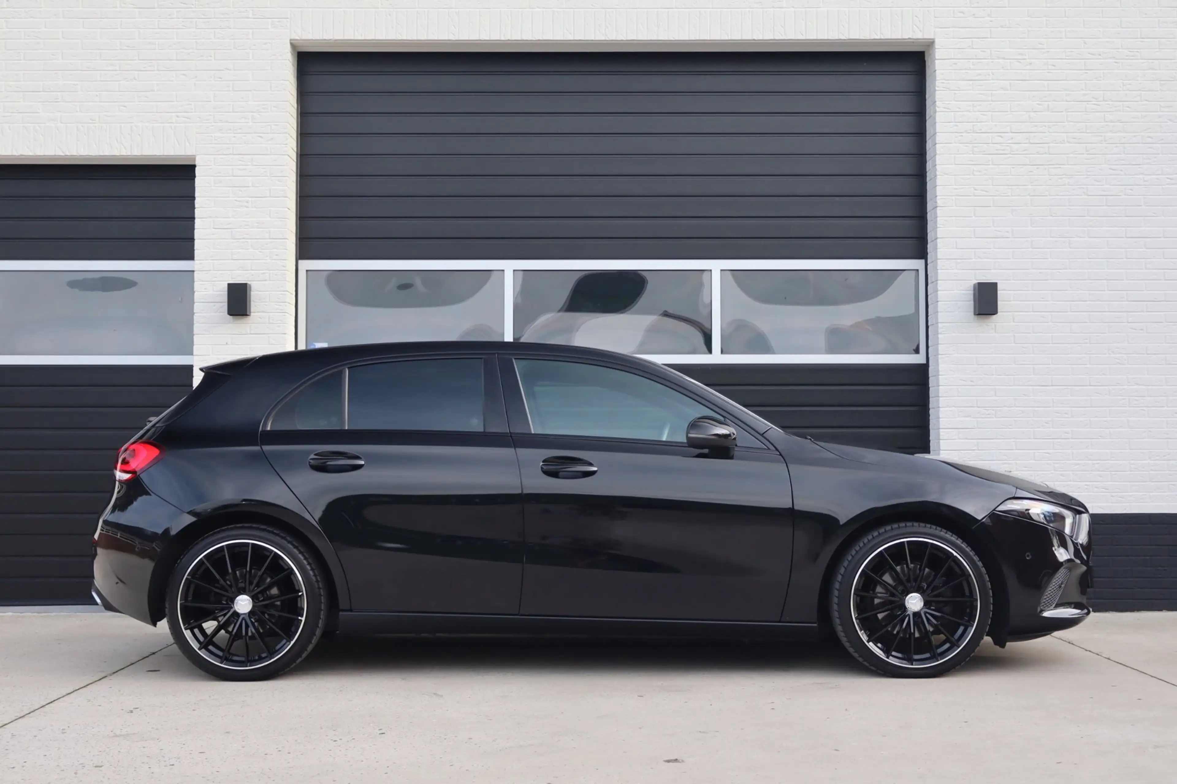 Mercedes-Benz A 200 163pk Launch Edition - 19 inch AMG velgen - Half l — photo 5