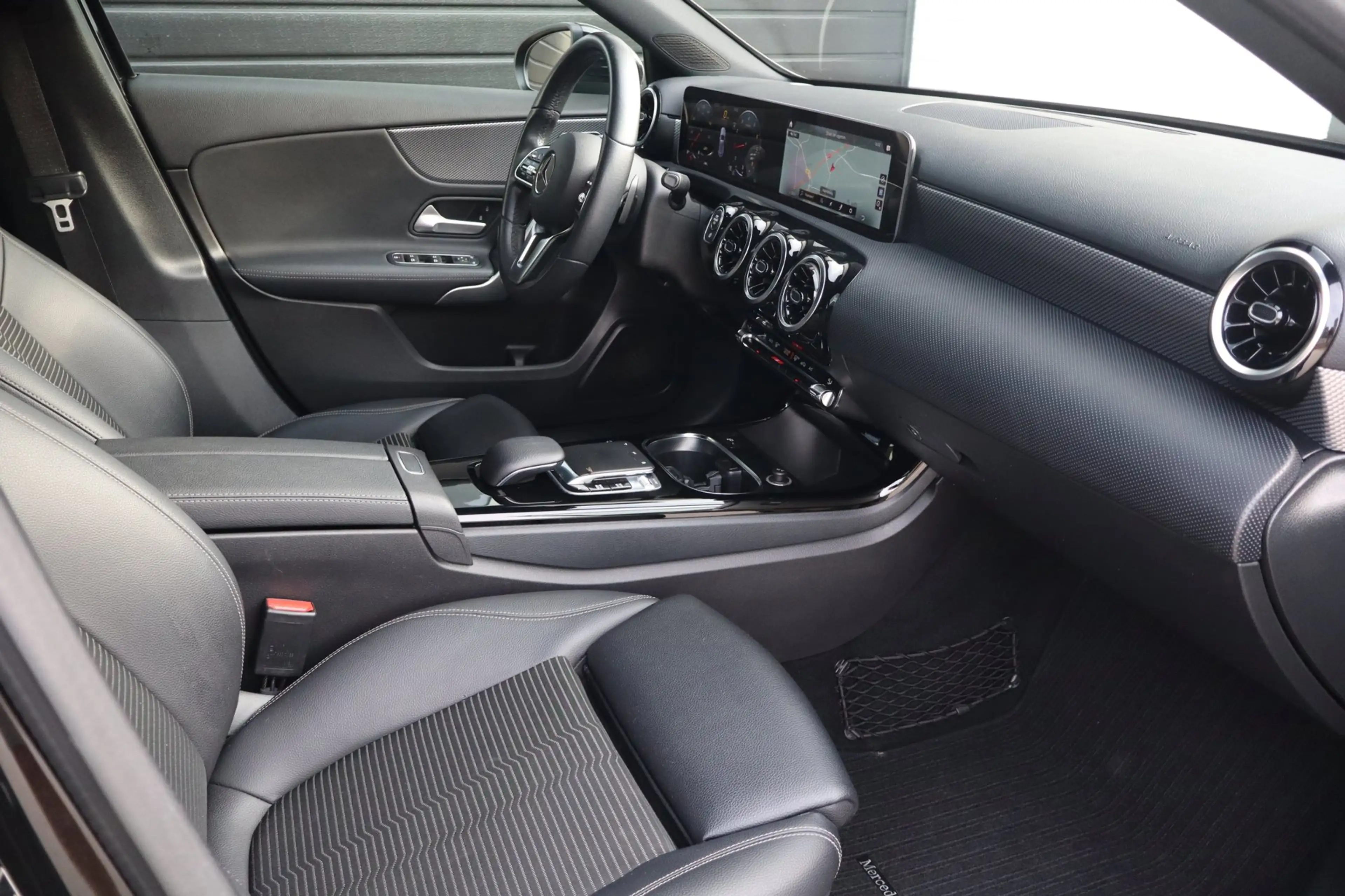 Mercedes-Benz A 200 163pk Launch Edition - 19 inch AMG velgen - Half l — photo 9