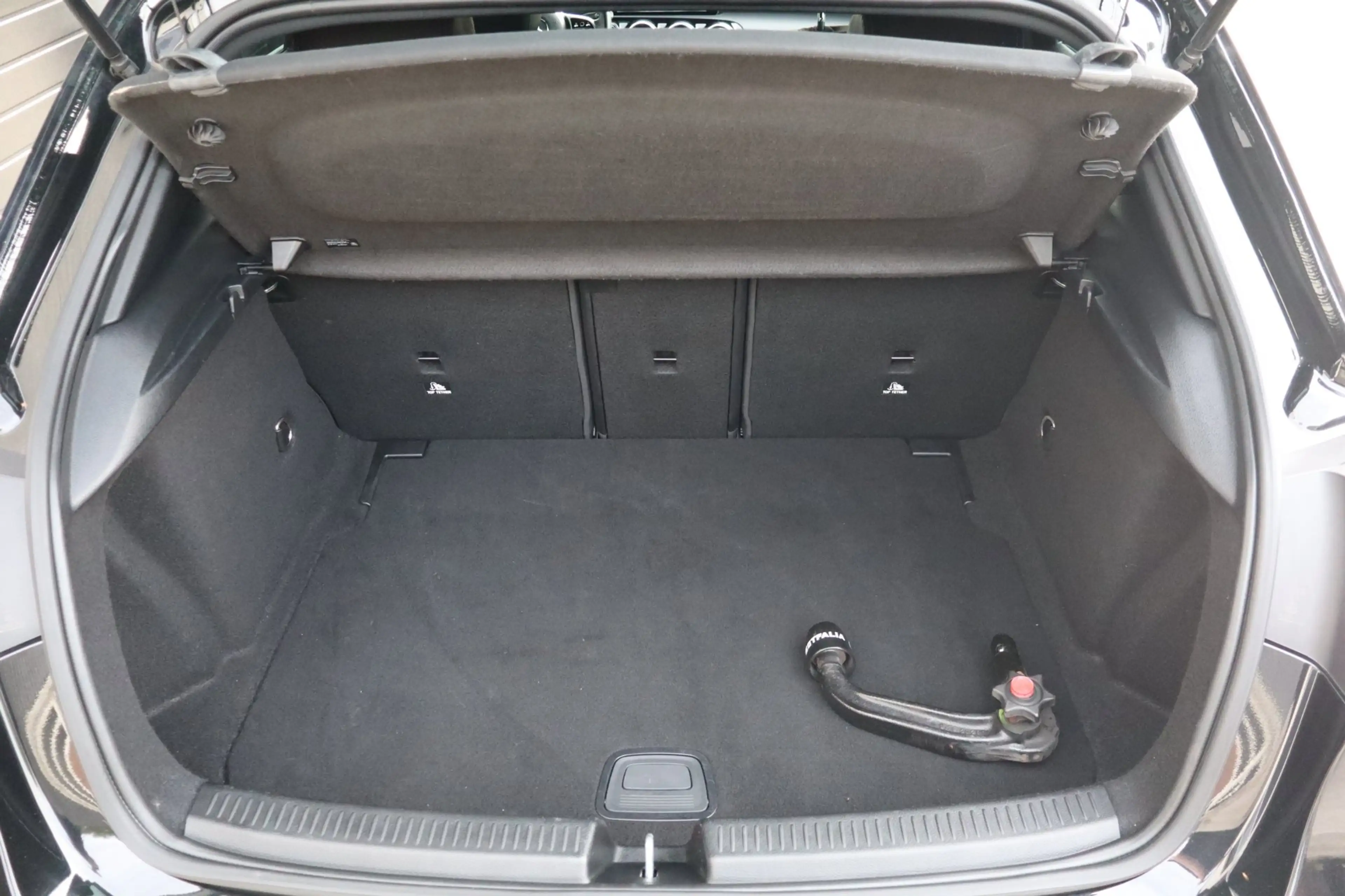 Mercedes-Benz A 200 163pk Launch Edition - 19 inch AMG velgen - Half l — photo 12