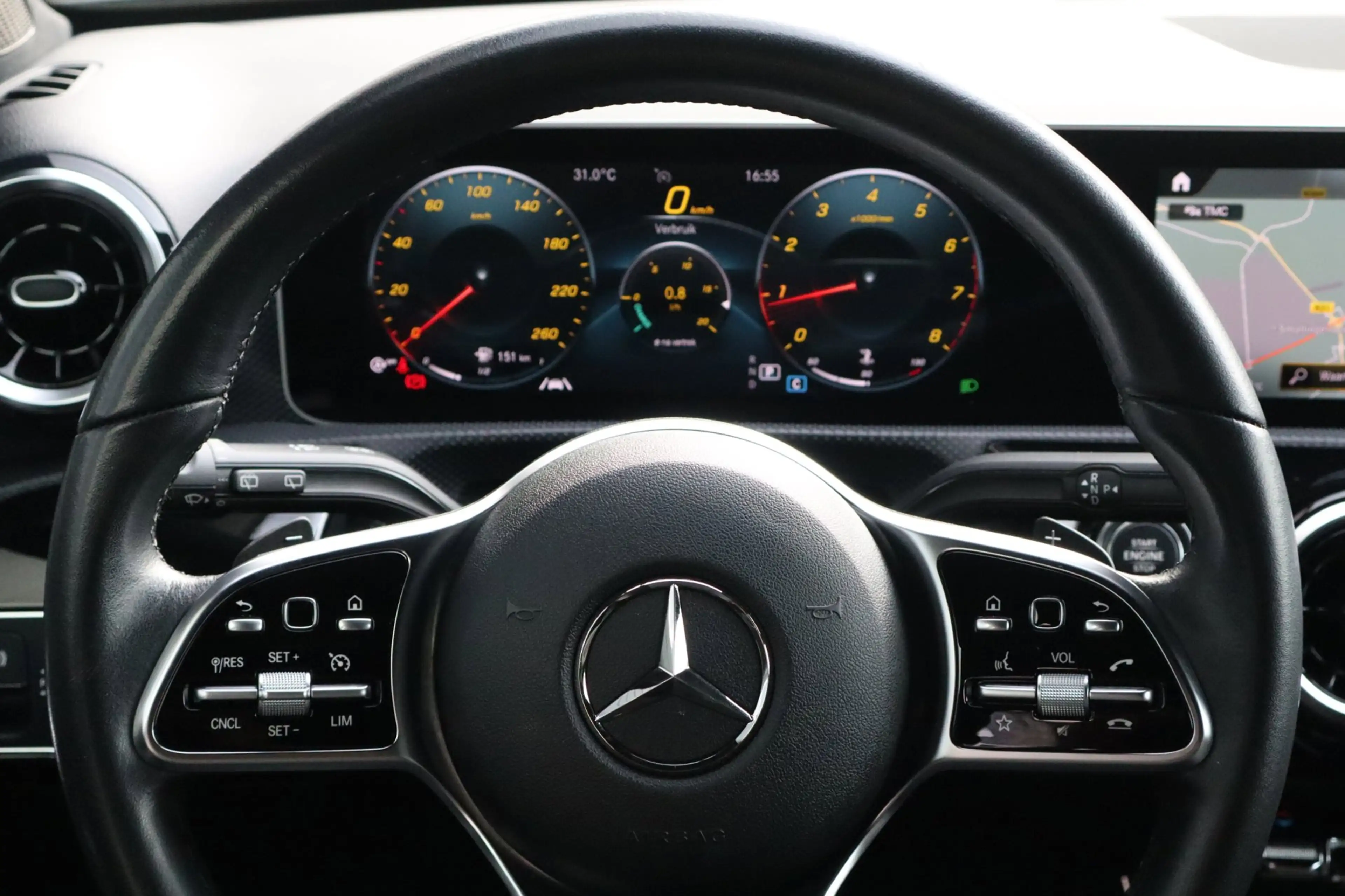 Mercedes-Benz A 200 163pk Launch Edition - 19 inch AMG velgen - Half l — photo 14