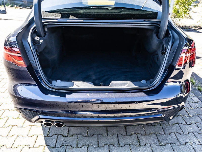 Jaguar XE D200 R-Dynamic HSE AWD PANO NAVI SHZ — photo 9
