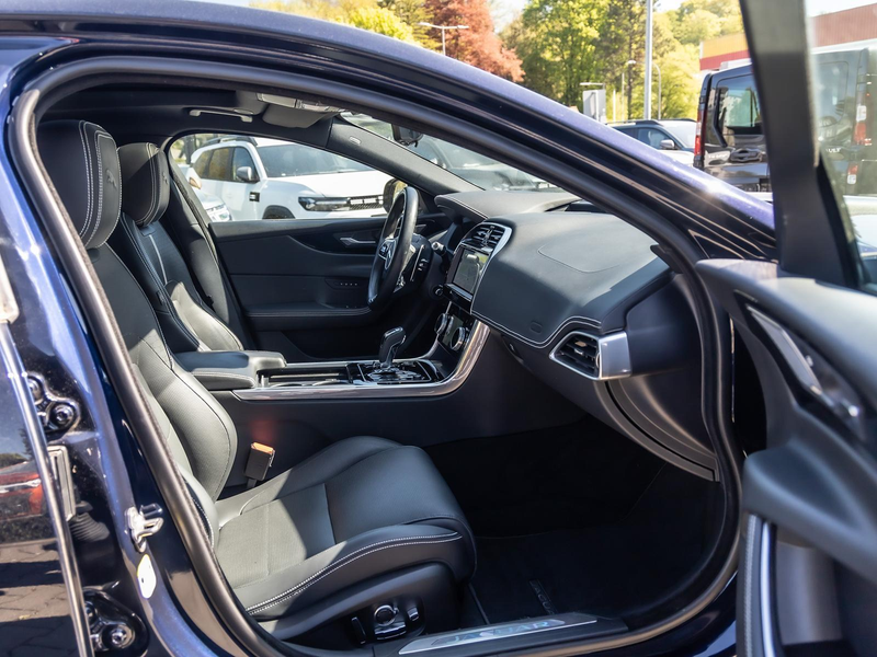 Jaguar XE D200 R-Dynamic HSE AWD PANO NAVI SHZ — photo 7
