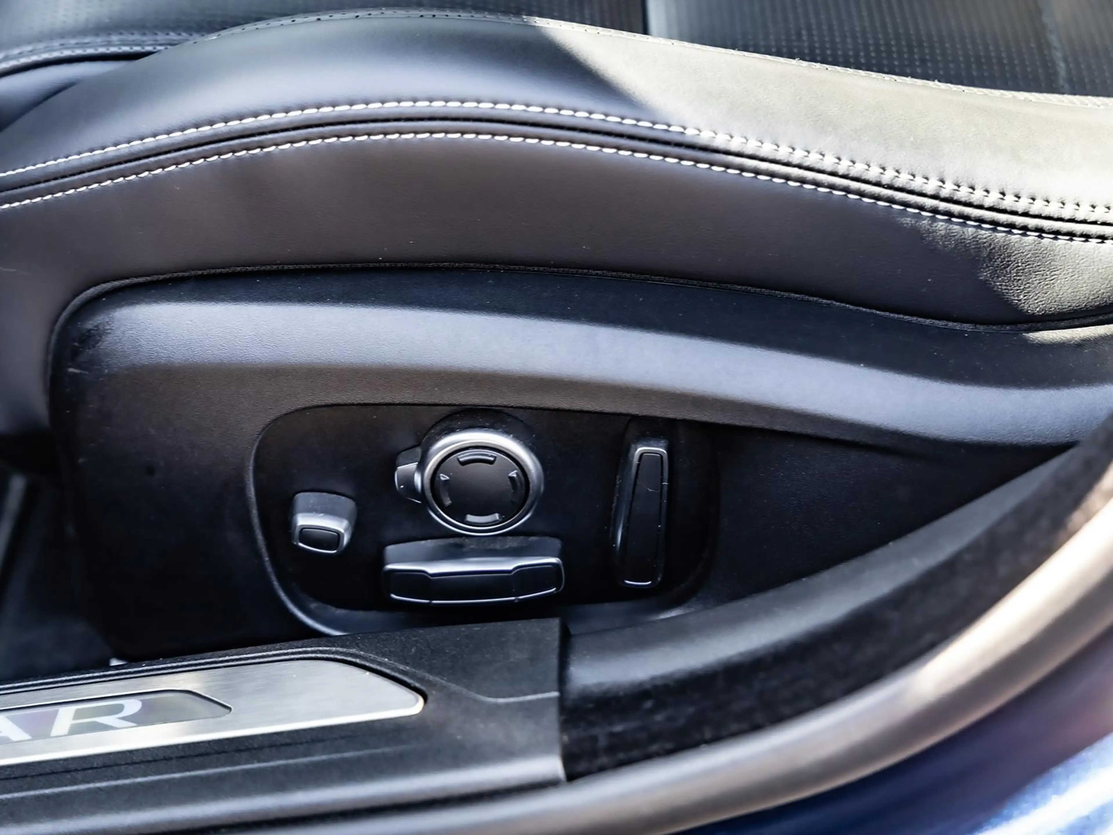 Jaguar XE D200 R-Dynamic HSE AWD PANO NAVI SHZ — photo 16