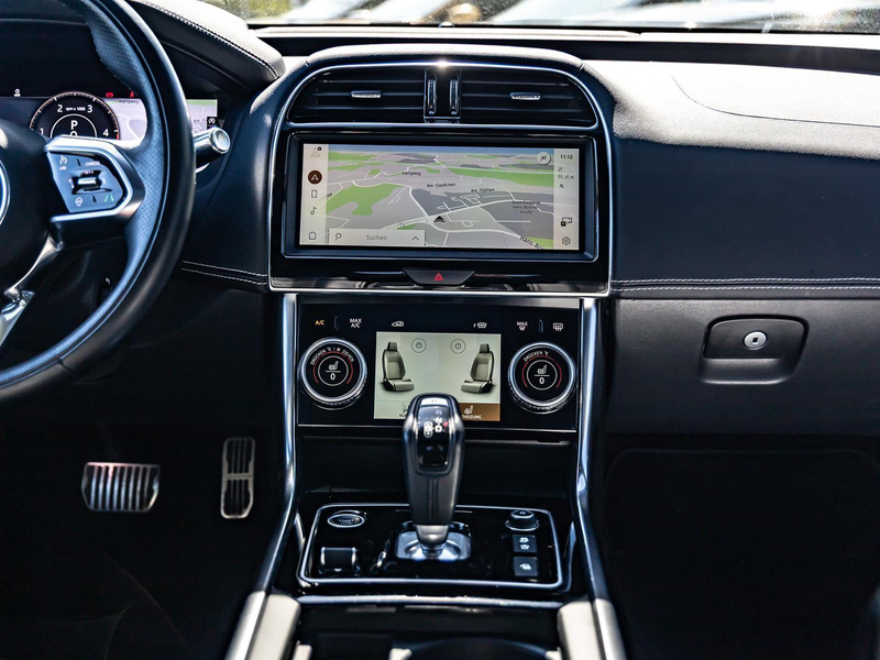 Jaguar XE D200 R-Dynamic HSE AWD PANO NAVI SHZ — photo 13