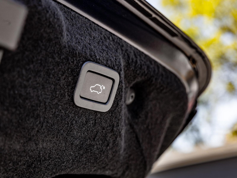 Jaguar XE D200 R-Dynamic HSE AWD PANO NAVI SHZ — photo 10