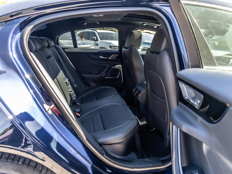 Jaguar XE D200 R-Dynamic HSE AWD PANO NAVI SHZ — photo 8