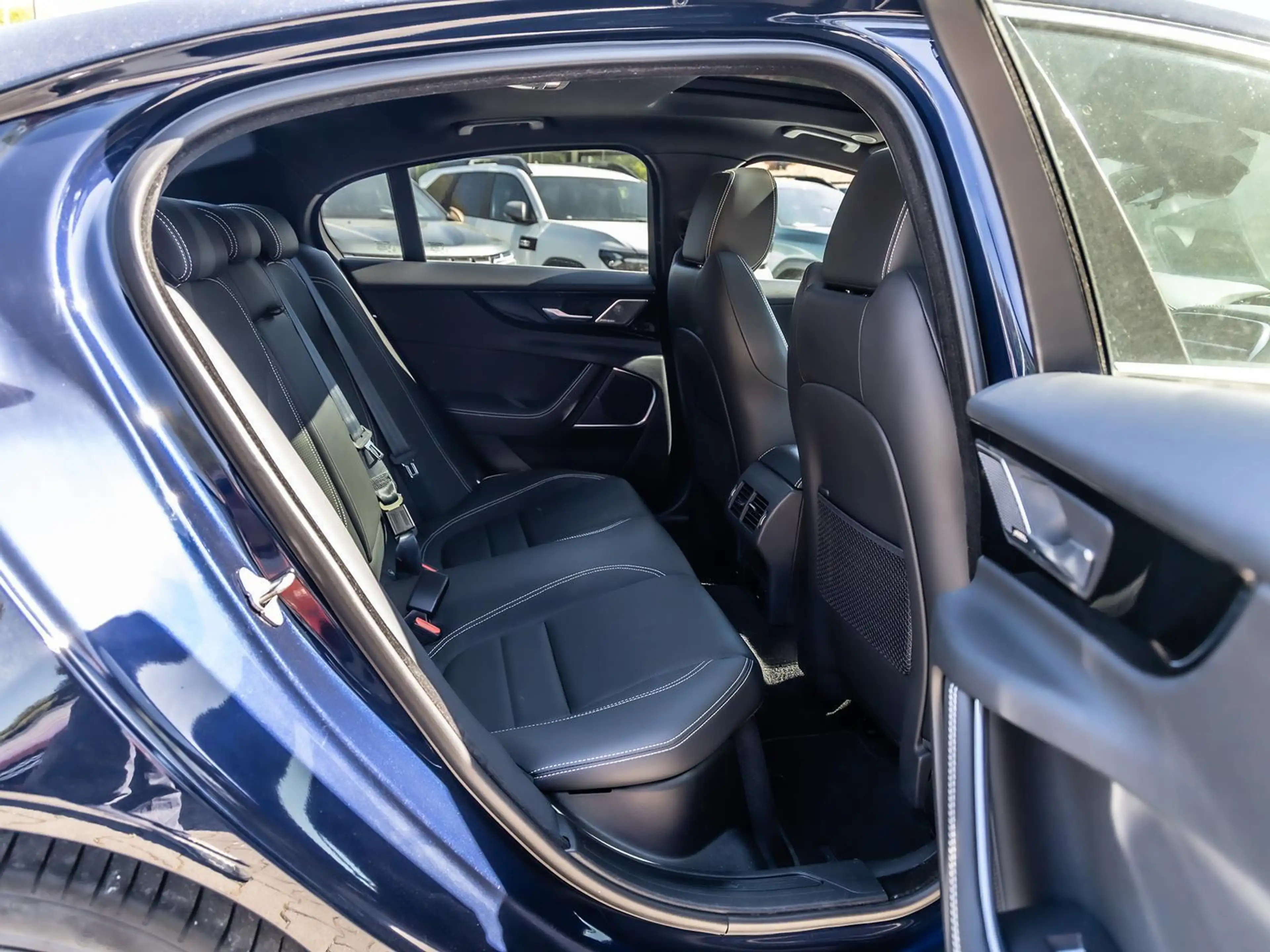 Jaguar XE D200 R-Dynamic HSE AWD PANO NAVI SHZ — photo 8