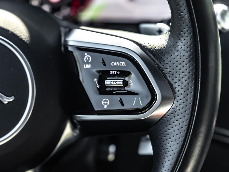 Jaguar XE D200 R-Dynamic HSE AWD PANO NAVI SHZ — photo 12