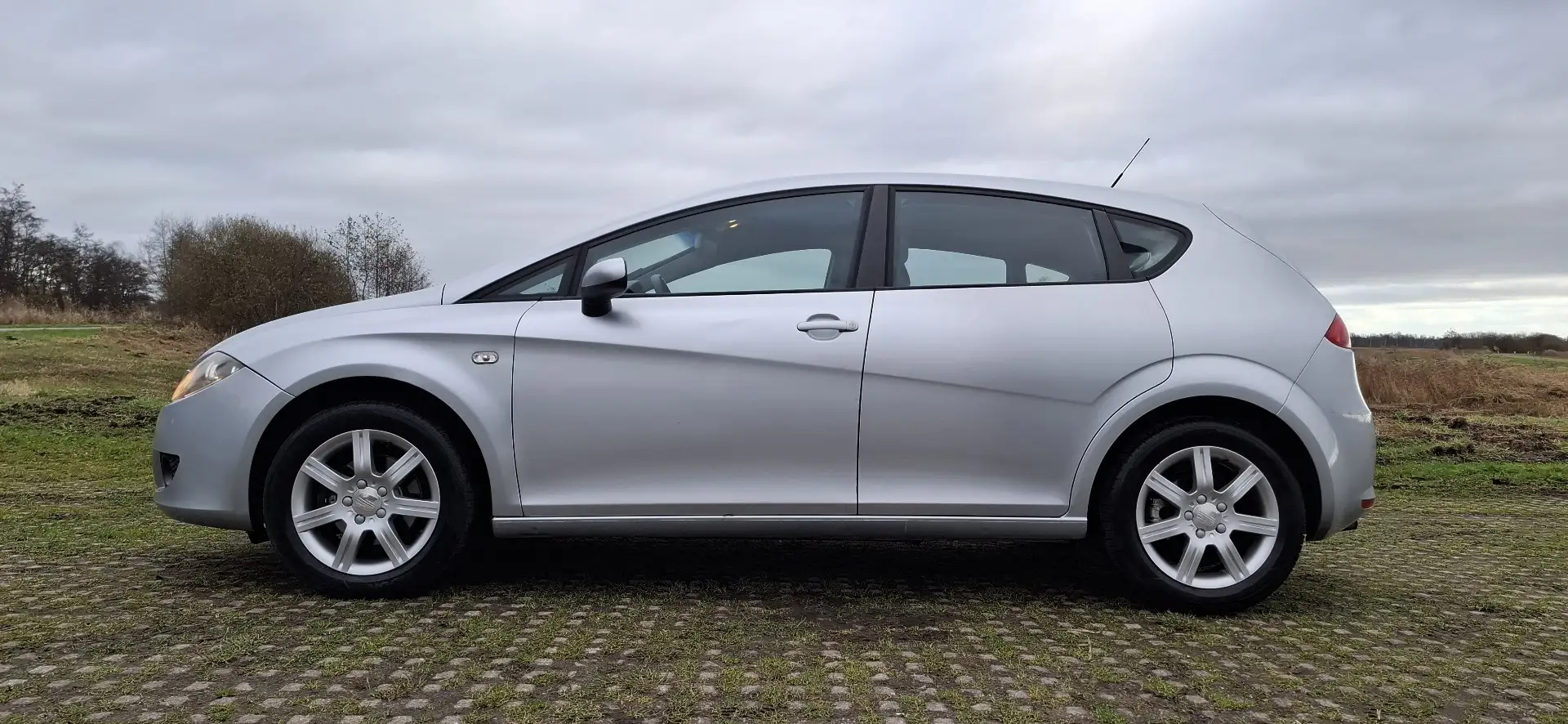 SEAT Leon 1.6 Stylance | 21-01-2027 APK | trekhaak | NAP | Grijs - 2