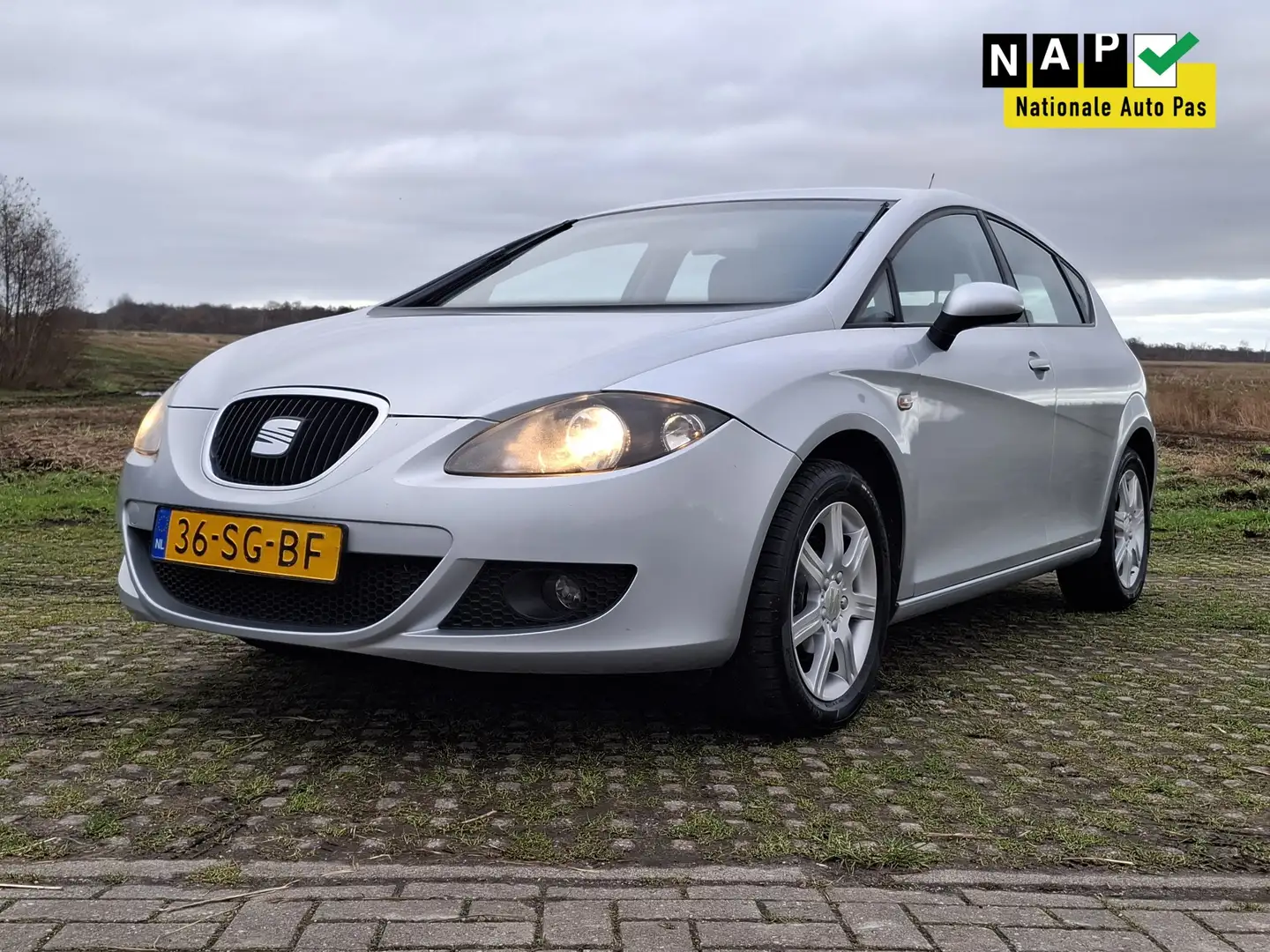 SEAT Leon 1.6 Stylance | 21-01-2027 APK | trekhaak | NAP | Grijs - 1