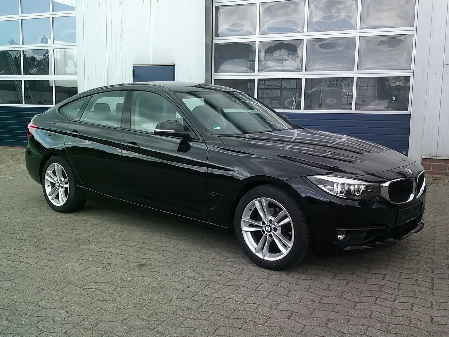 BMW 320 320i GT Gran Turismo Business AUT PDC SHZ NAVI LED Schwarz - 1