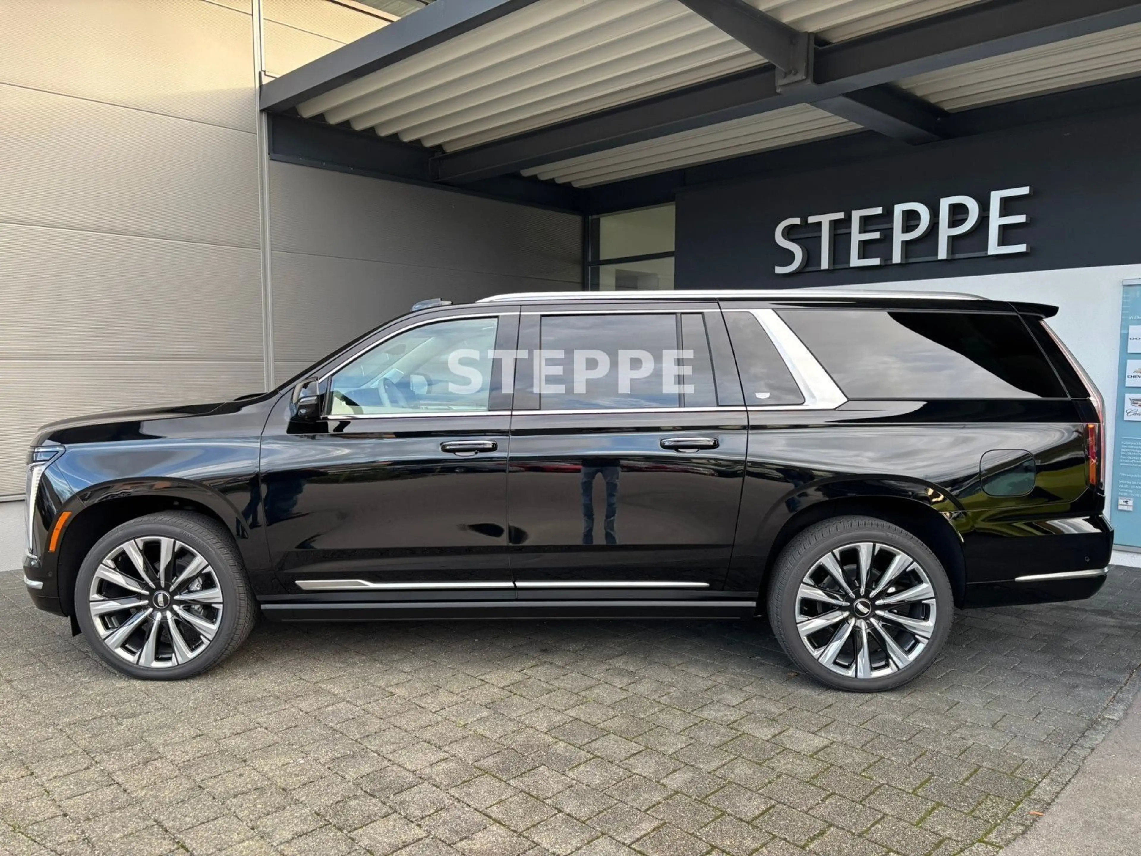 Cadillac Escalade MY26 6.2 V8 ESV Platinum Luxury 24" — photo 3